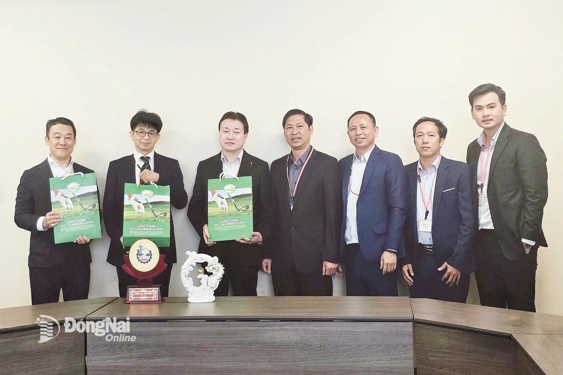 Đoàn tỉnh Đồng Nai tặng quà và chụp hình với METI - Kansai. Ảnh: Hữu Đức