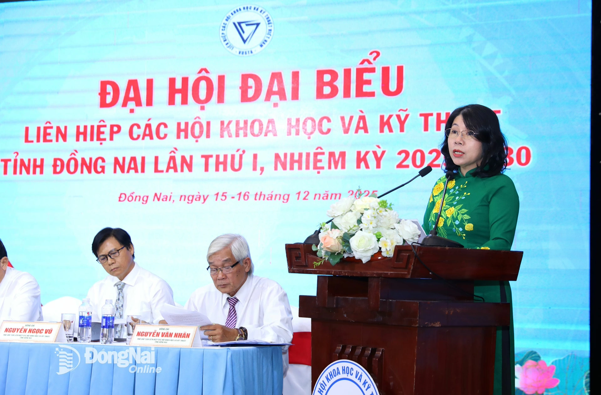 Bà Hoàng Thị Bích Hằng, Chủ tịch Liên hiệp các Hội KH-KT Đồng Nai nhiệm kỳ lâm thời phát biểu khai mạc đại hội. Ảnh: Huy Anh