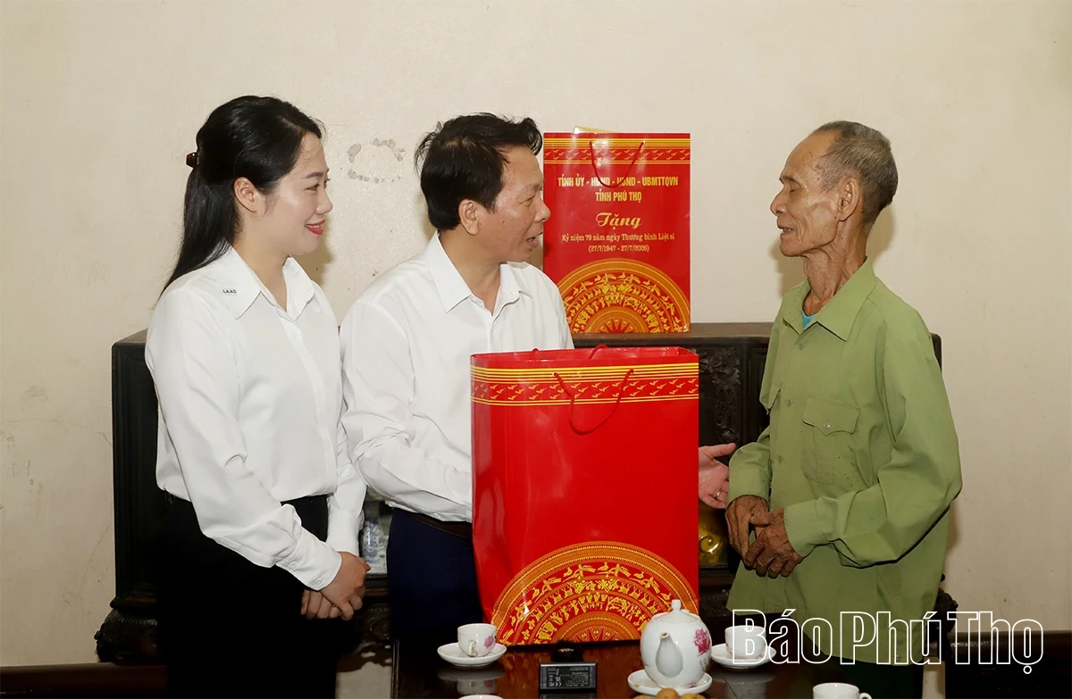 Bí thư Tỉnh ủy Phạm Đại Dương thăm, tặng quà Mẹ Việt Nam Anh hùng và người có công tại xã Hy Cương