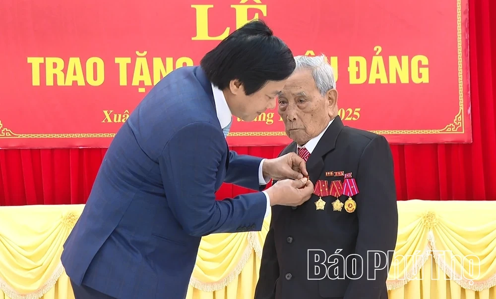 Đồng chí Nguyễn Mạnh Sơn, Phó Bí thư Tỉnh ủy trao H uy hiệu 80 năm tuổi Đảng cho đảng viên Đinh Trung Viên