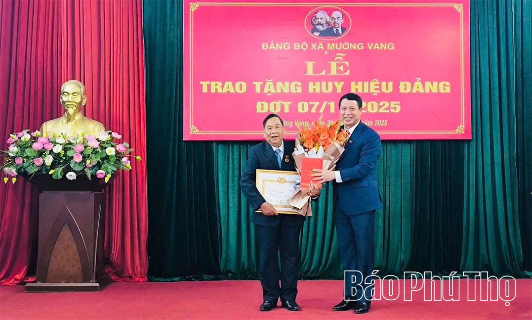 Trao Huy hiệu 50 năm tuổi Đảng cho đảng vi&ecirc;n