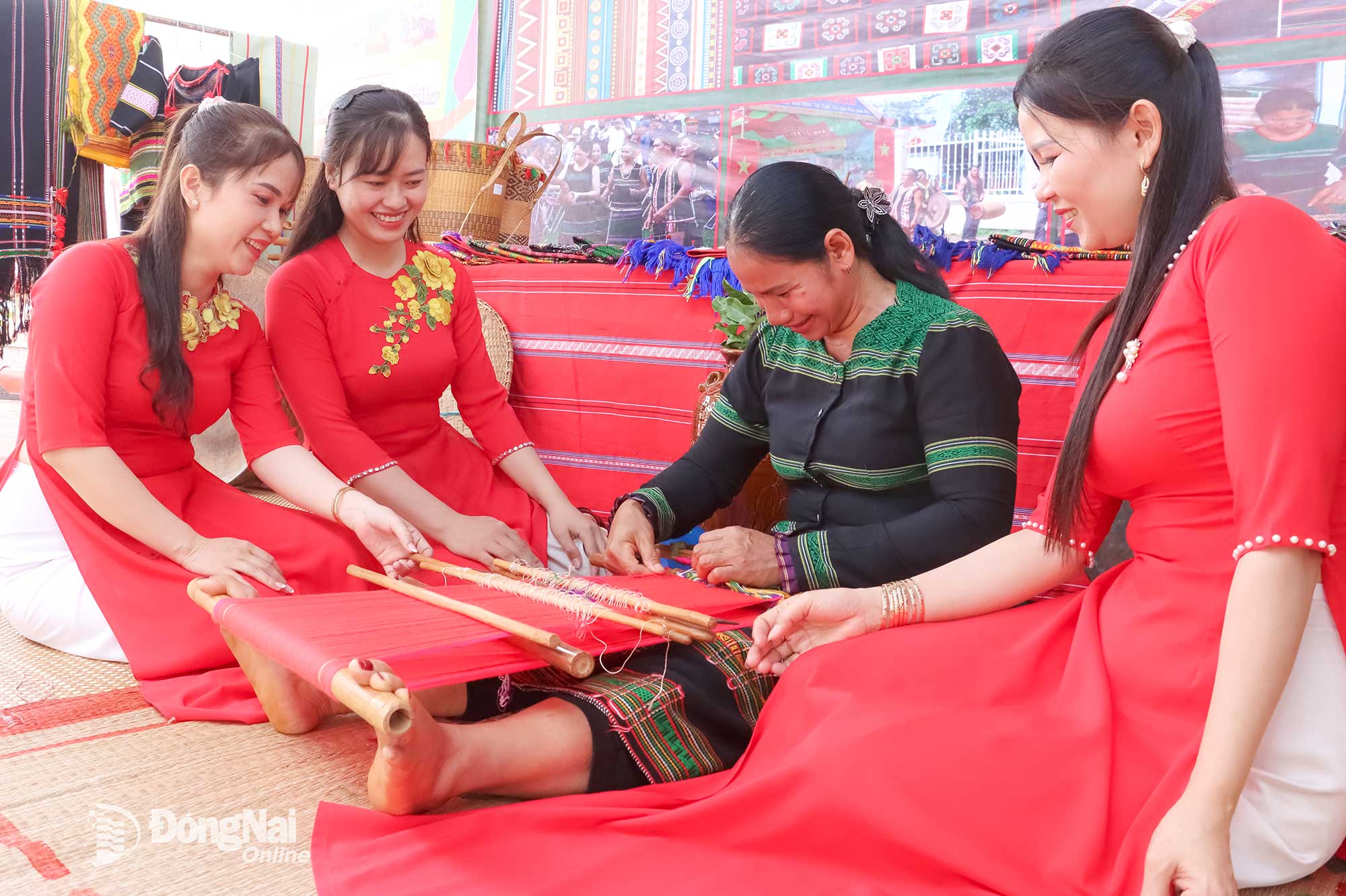 Nghệ nhân trình diễn dệt thổ cẩm bên lề đại hội. Ảnh: Như Nam