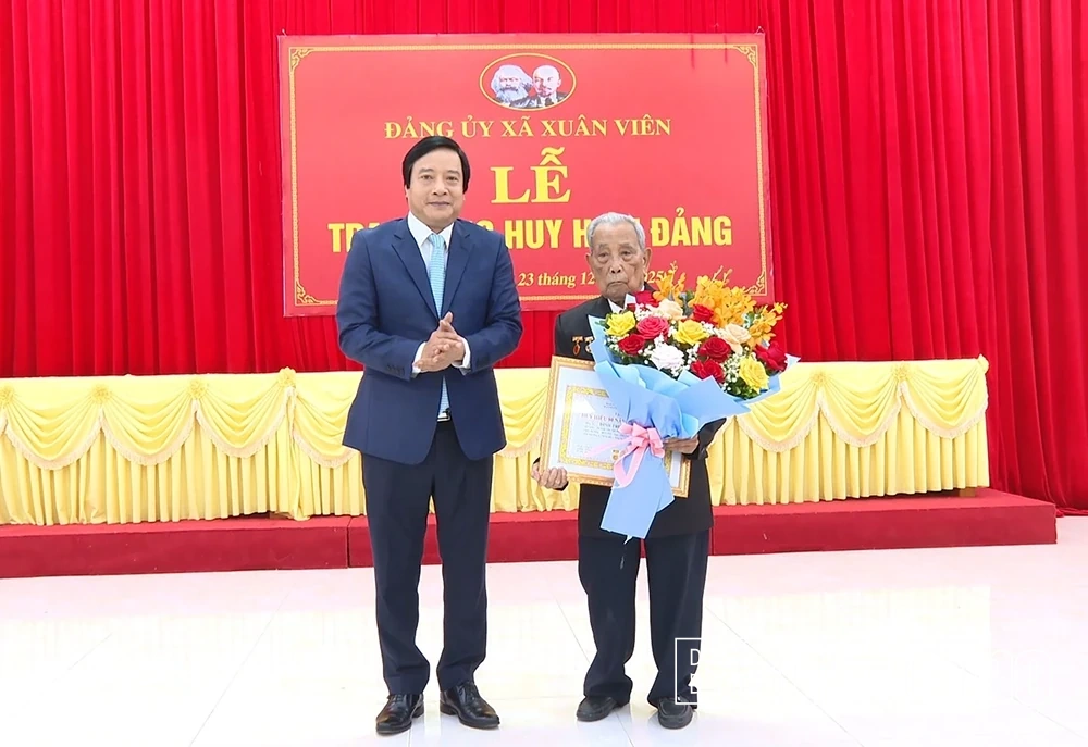 Đồng chí Nguyễn Mạnh Sơn, Phó Bí thư Tỉnh ủy trao H uy hiệu 80 năm tuổi Đảng cho đảng viên Đinh Trung Viên