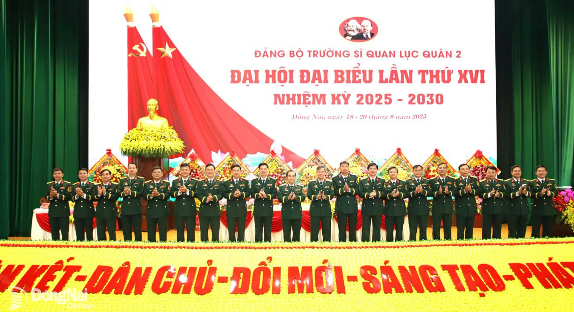 Ban Chấp hành Đảng bộ trường nhiệm kỳ 2025-2030 và đoàn đại biểu dự đại hội cấp trên ra mắt tại đại hội. Ảnh: Nguyệt Hà