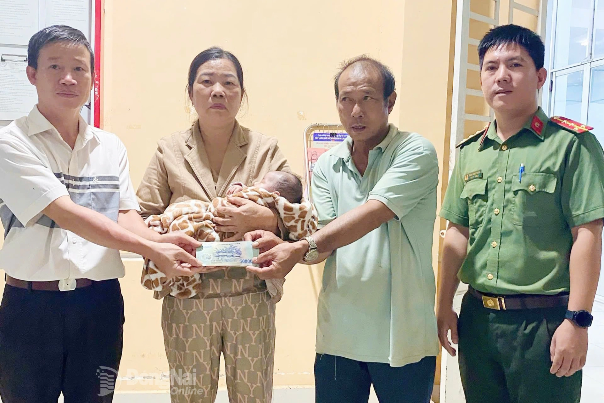 Lực lượng công an và chính quyền xã Đồng Phú hỗ trợ gia đình chị M. đón người thân về nhà. Ảnh: Công an tỉnh