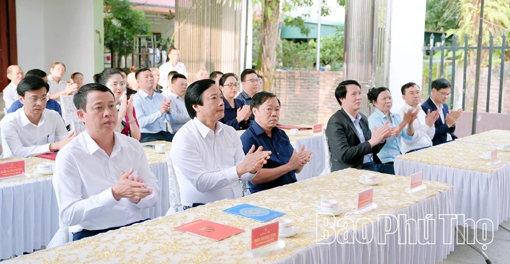 B&agrave;n giao &ldquo;Căn nh&agrave; cấp ủy&rdquo; cho đảng vi&ecirc;n tại x&atilde; Hiền Quan