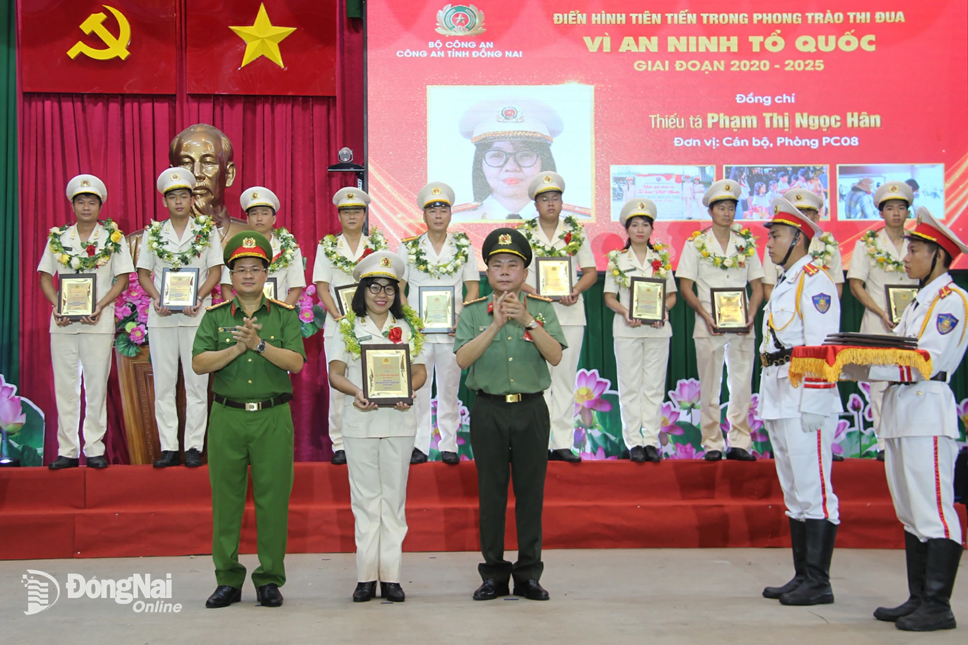 Tuyên dương các cá nhân điển hình tiên tiến trong lực lượng Công an tỉnh Đồng Nai. Ảnh: Trần Danh