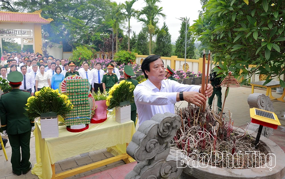 Phó Bí thư Tỉnh ủy Nguyễn Mạnh Sơn thăm, tặng quà người có công, gia đình chính sách tại xã Hạ Hoà