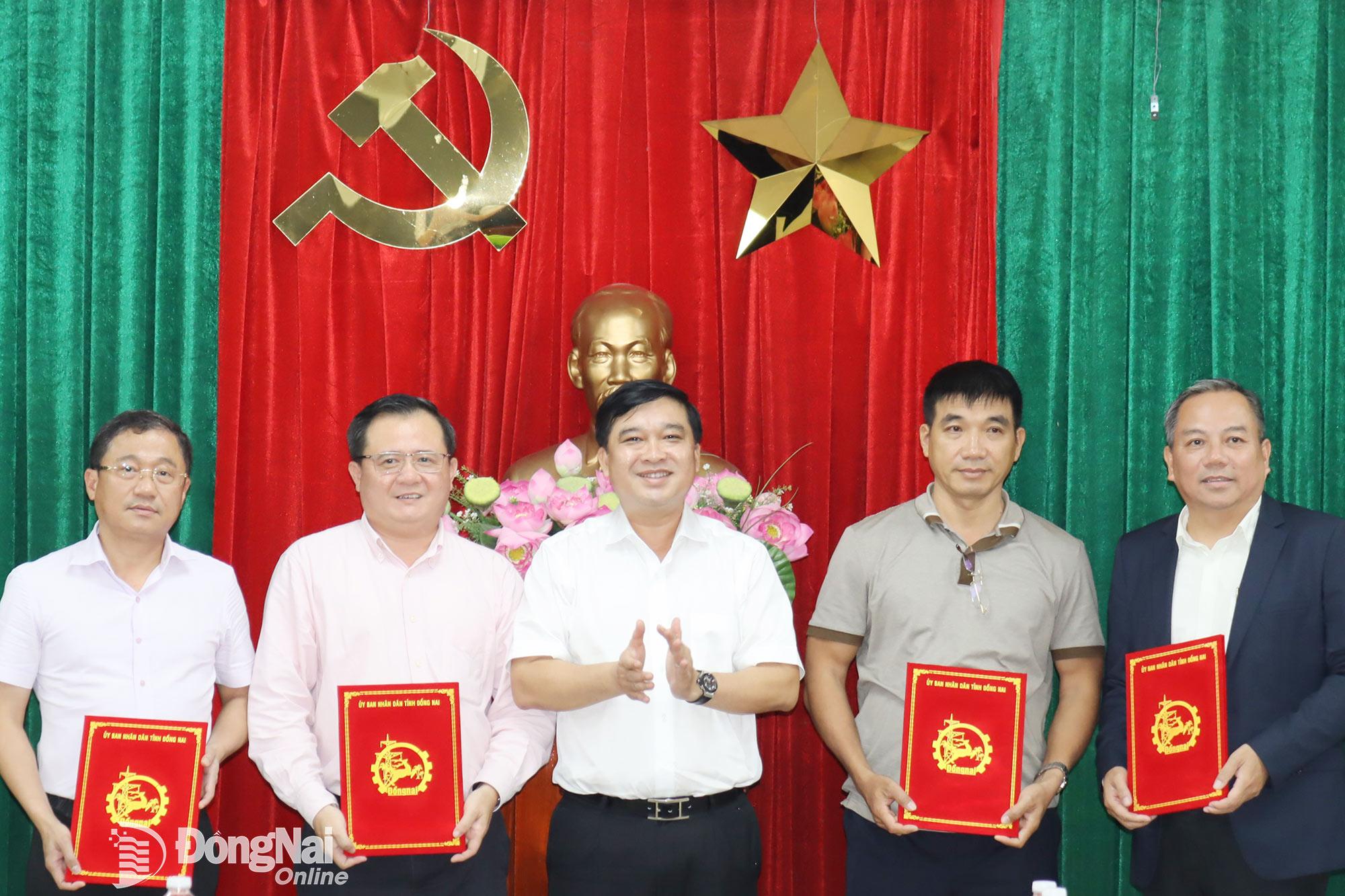 Tỉnh ủy viên, Phó Chủ tịch UBND tỉnh Hồ Văn Hà trao quyết định giao chủ đầu tư các dự án nhà ở xã hội trên địa bàn tỉnh. Ảnh: Hoàng Lộc