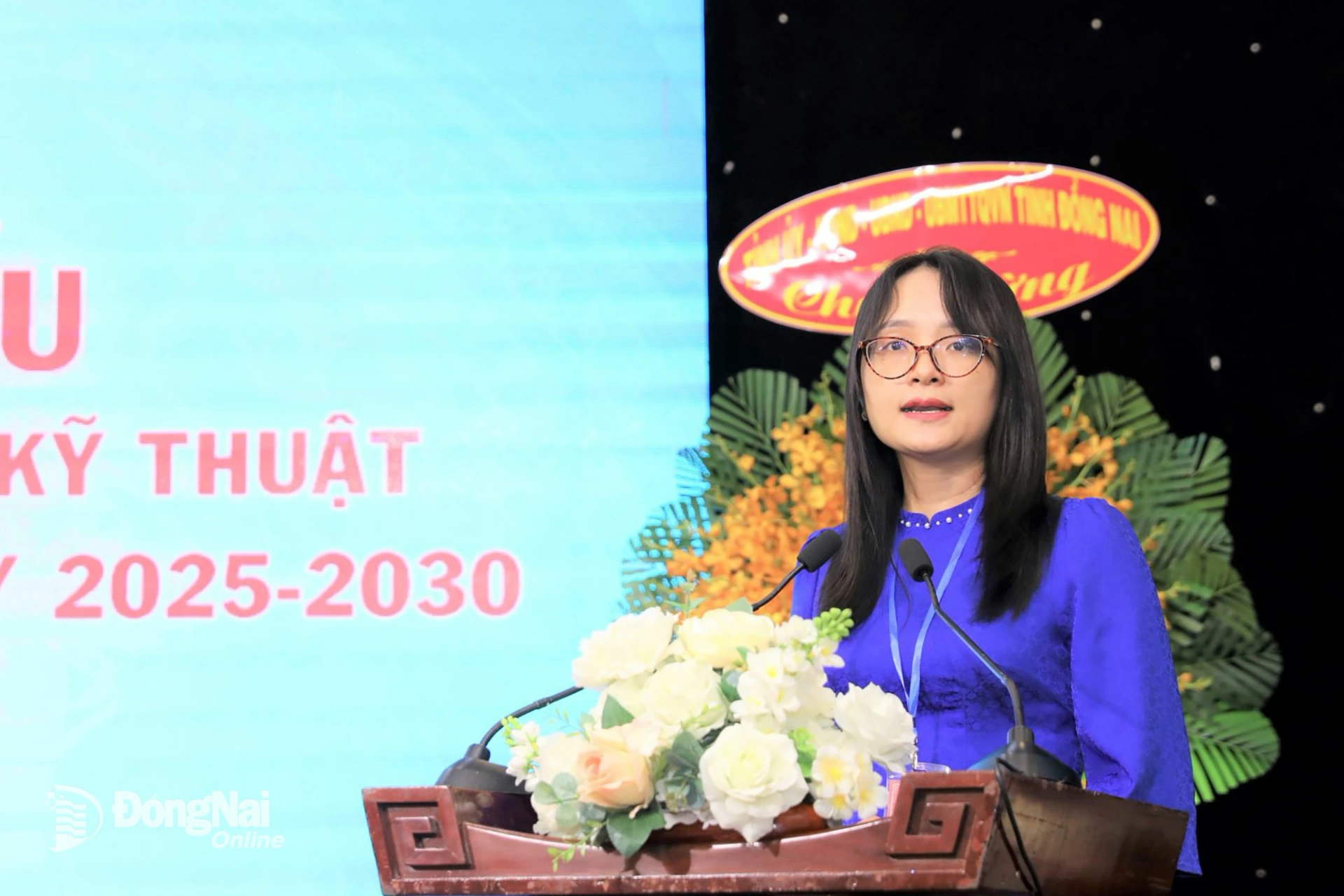 Bà Phí Thị Nhung, Phó phòng Nghiệp vụ thuộc Liên hiệp các hội Khoa học và Kỹ thuật tỉnh Đồng Nai tham luận tại đại hội. Ảnh: Huy Anh