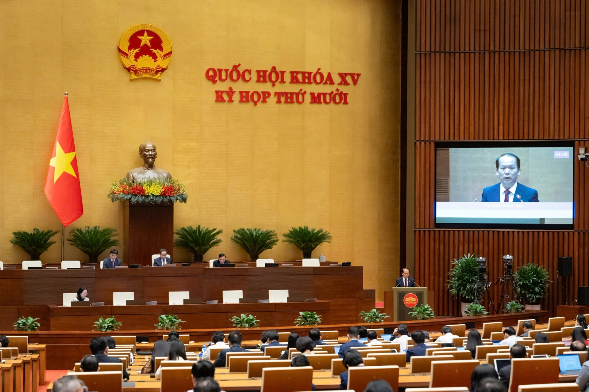 Chủ nhiệm Ủy ban Pháp luật và Tư pháp Hoàng Thanh Tùng trình bày báo cáo thẩm tra dự án Luật Tòa án chuyên biệt tại Trung tâm tài chính quốc tế    