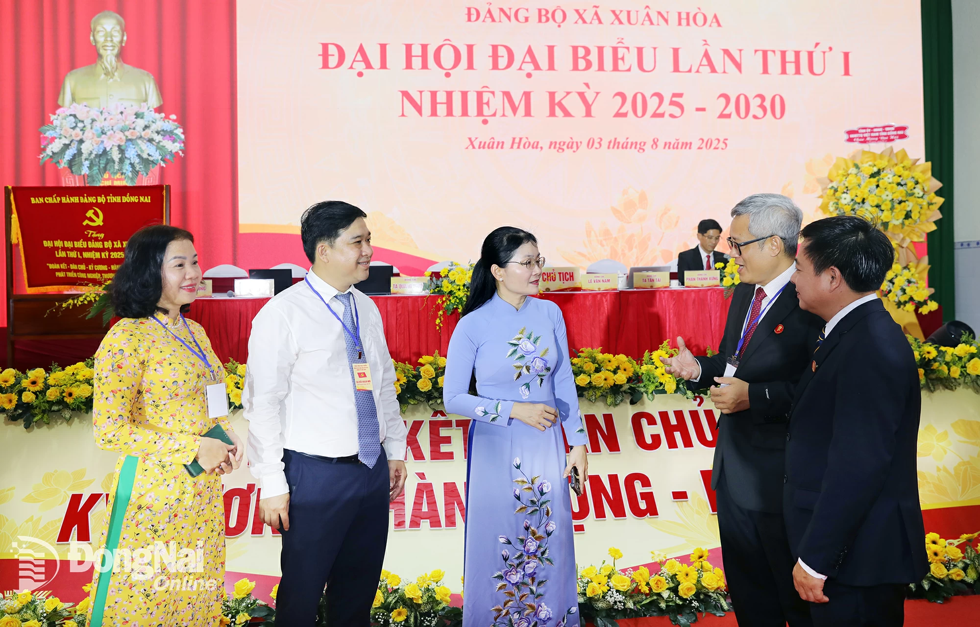 Đồng chí Tôn Ngọc Hạnh, Ủy viên dự khuyết Trung ương Đảng, Phó Bí thư Thường trực Tỉnh ủy, Chủ tịch HĐND tỉnh Đồng Nai, gặp gỡ, trao đổi với đại biểu dự đại hội. Ảnh: Huy Anh