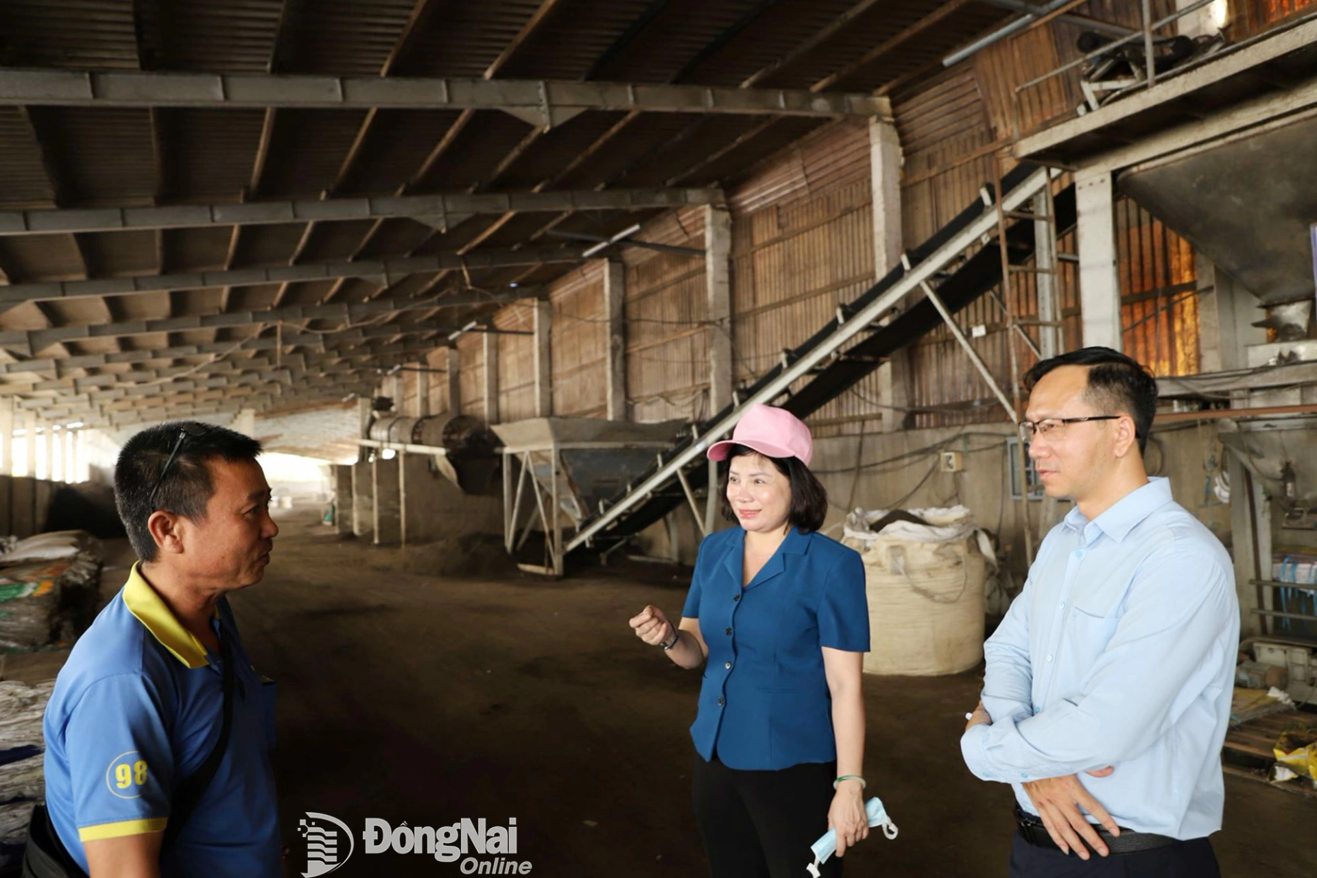 Phó Giám đốc Sở Nông nghiệp và Môi trường tỉnh Đồng Nai Lê Thị Ánh Tuyết khảo sát khu xử lý phân và chất thải chăn nuôi thành phân bón hữu cơ tại Công ty TNHH Trịnh Đăng Khôi (xã Tân An). Ảnh: B.Nguyên