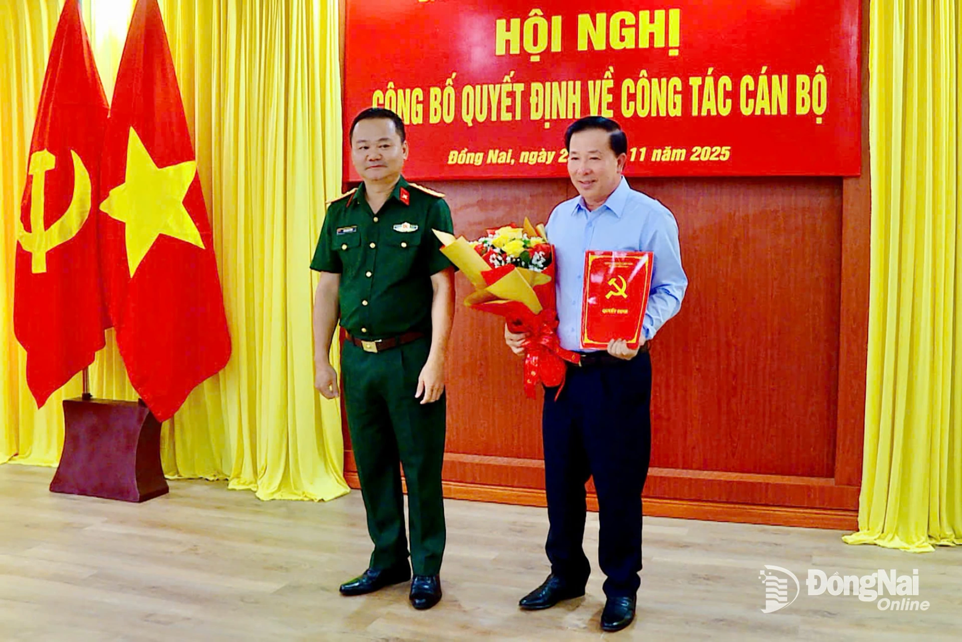 Đại tá Bùi Đăng Ninh, Tỉnh ủy viên, Phó Bí thư Thường trực Đảng ủy, Chính ủy Bộ Chỉ huy Quân sự tỉnh Đồng Nai trao quyết định cho đồng chí Nguyễn Văn Út. Ảnh: Nhất Phương