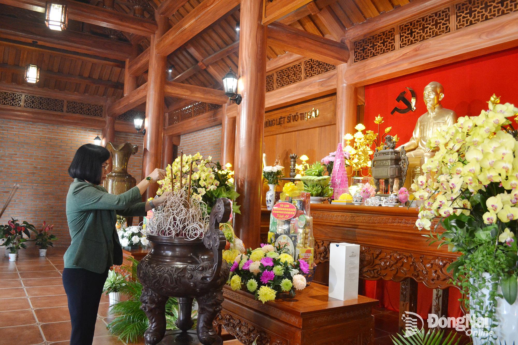 Thành ủy viên, Phó Chủ tịch UBND thành phố Đồng Nai Nguyễn Thị Hoàng dâng hương tại Nhà thờ Bác Hồ. Ảnh: Phương Hằng