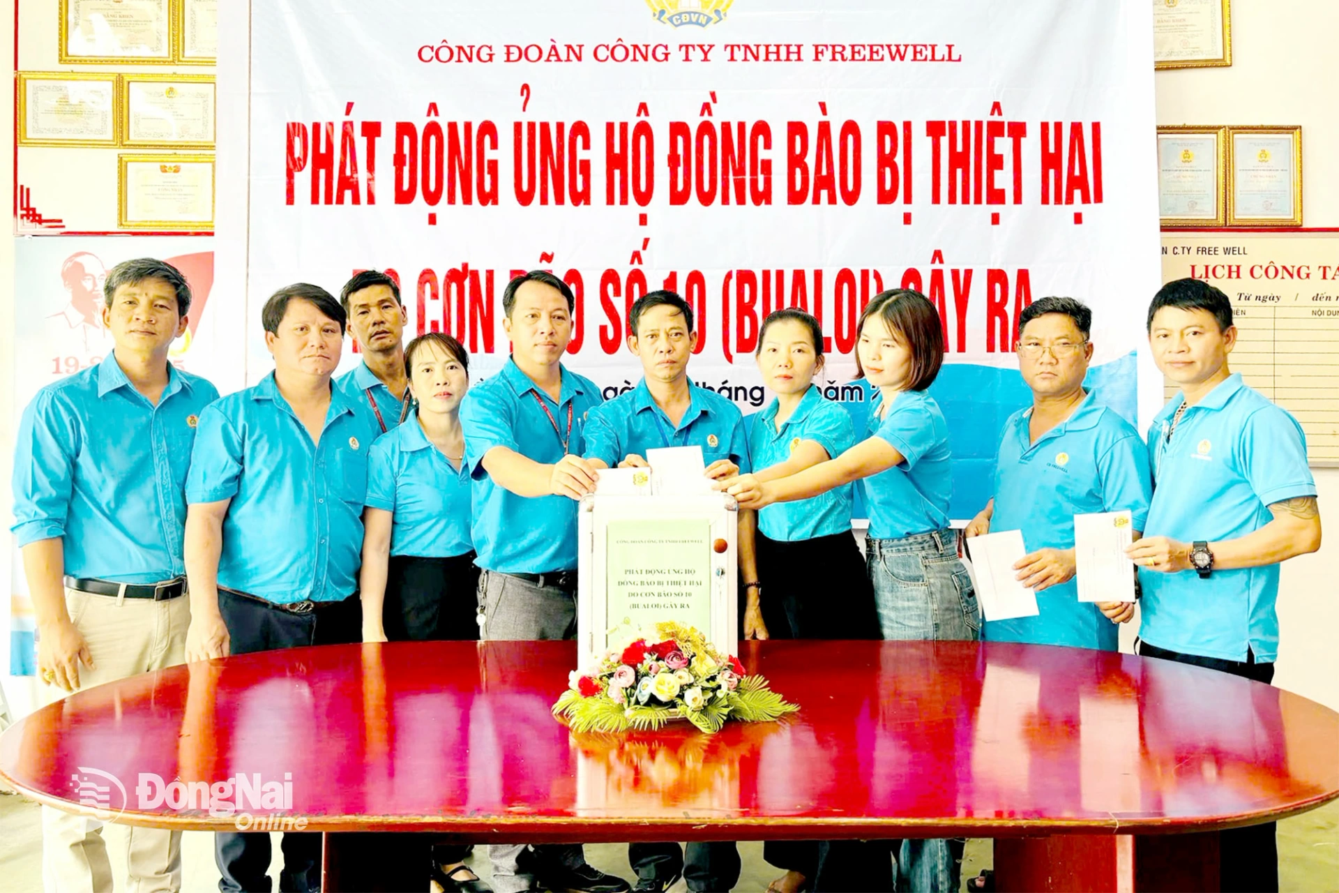 Cán bộ, đoàn viên Công đoàn Công ty TNHH Freewell (ở xã Đồng Phú, tỉnh Đồng Nai) quyên góp ủng hộ đồng bào bị ảnh hưởng do cơn bão số 10. Ảnh: Thảo My