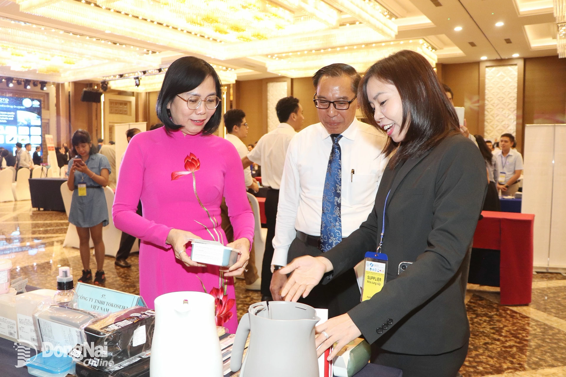 Tỉnh ủy viên, Phó Chủ tịch UBND tỉnh Nguyễn Thị Hoàng (bìa trái) thăm gian hàng của doanh nghiệp Nhật Bản tại Hội nghị Kết nối giao thương giữa Việt Nam và Nhật Bản, tháng 11-2025. Ảnh: Ngọc Liên