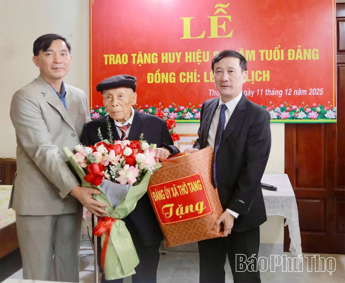 Phó Bí thư Tỉnh ủy Nguyễn Mạnh Sơn trao Huy hiệu 80 năm tuổi Đảng tặng đảng viên lão thành