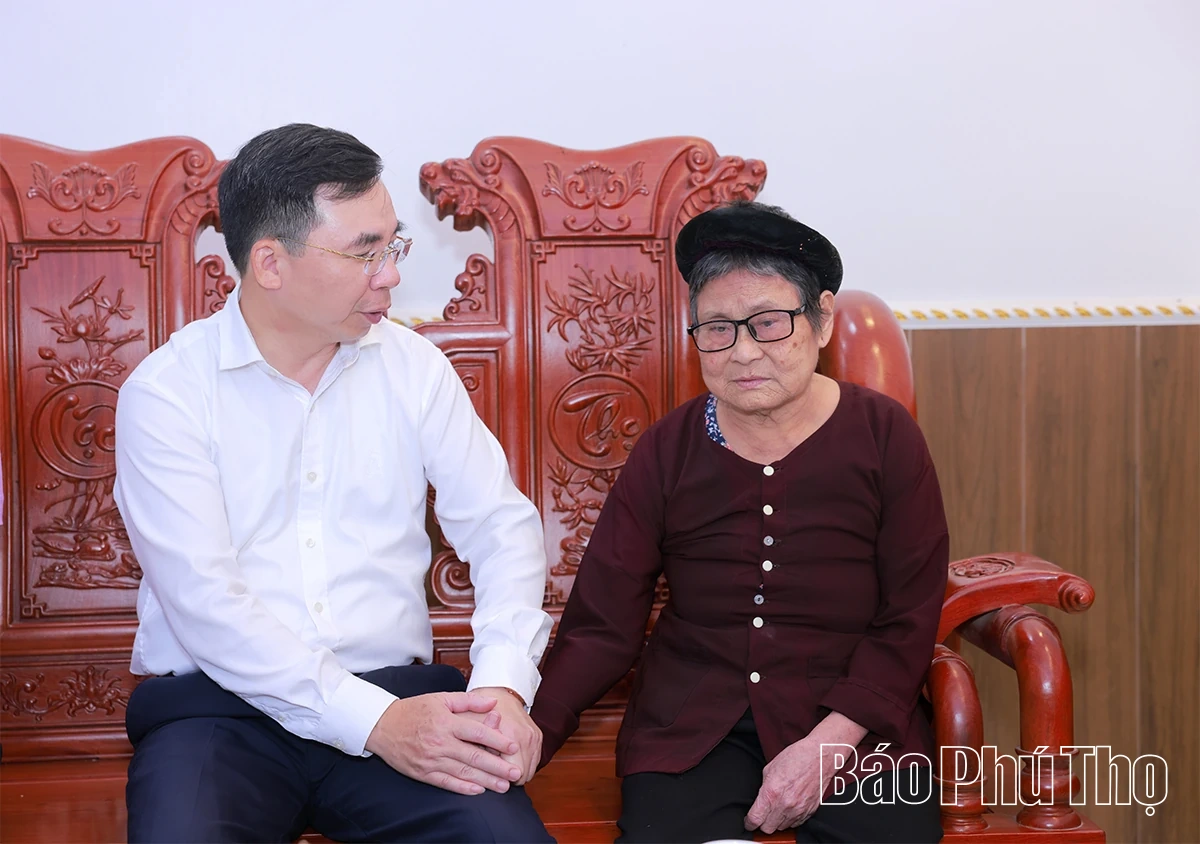 Phó Bí thư Tỉnh ủy Bùi Huy Vĩnh thăm, tặng quà thương binh, thân nhân liệt sĩ