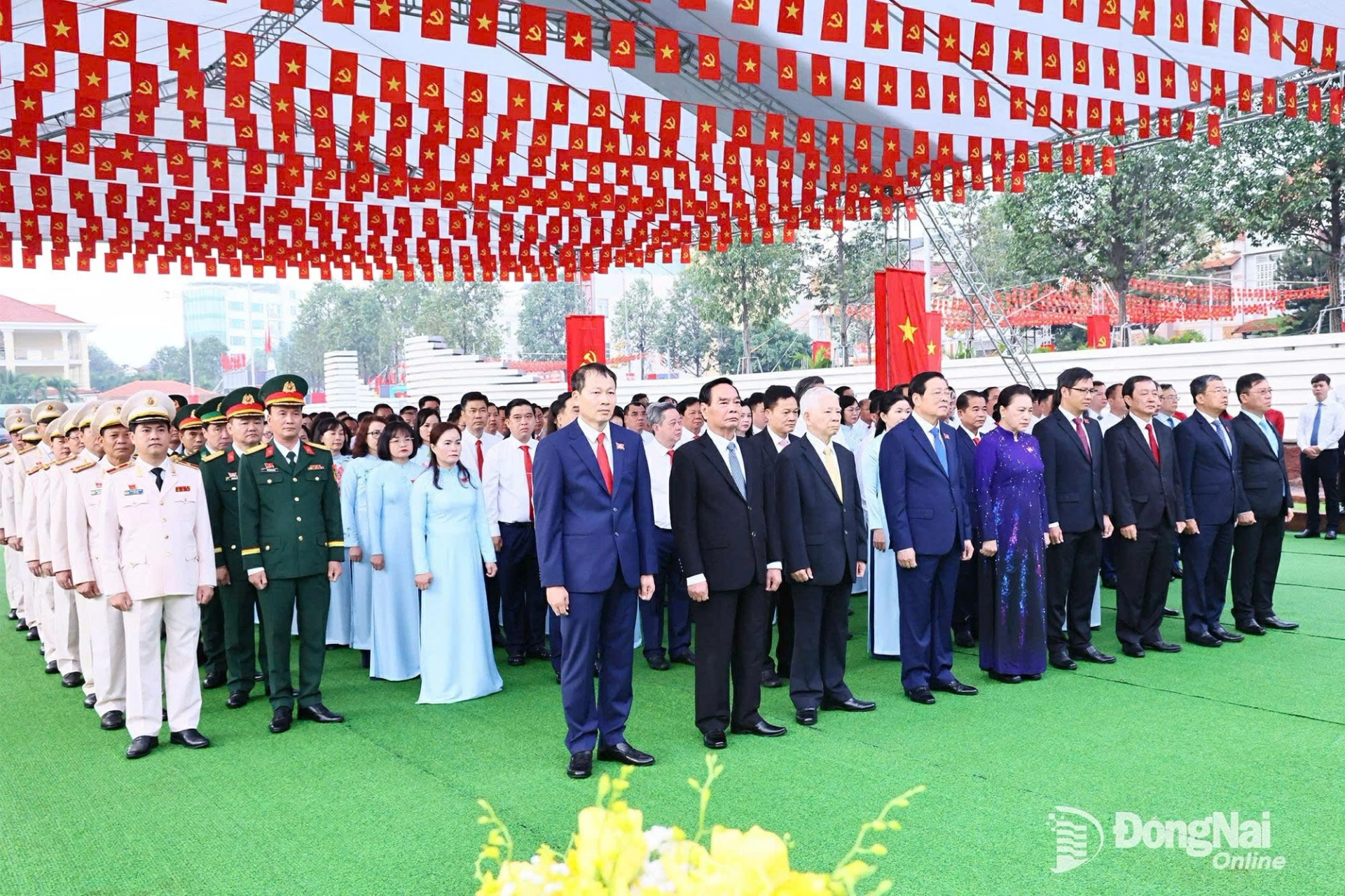 Đoàn đại biểu Trung ương, lãnh đạo tỉnh và đoàn đại biểu dự Đại hội đại biểu Đảng bộ tỉnh Đồng Nai lần thứ I, nhiệm kỳ 2025-2030 dâng hương. Ảnh: Công Nghĩa