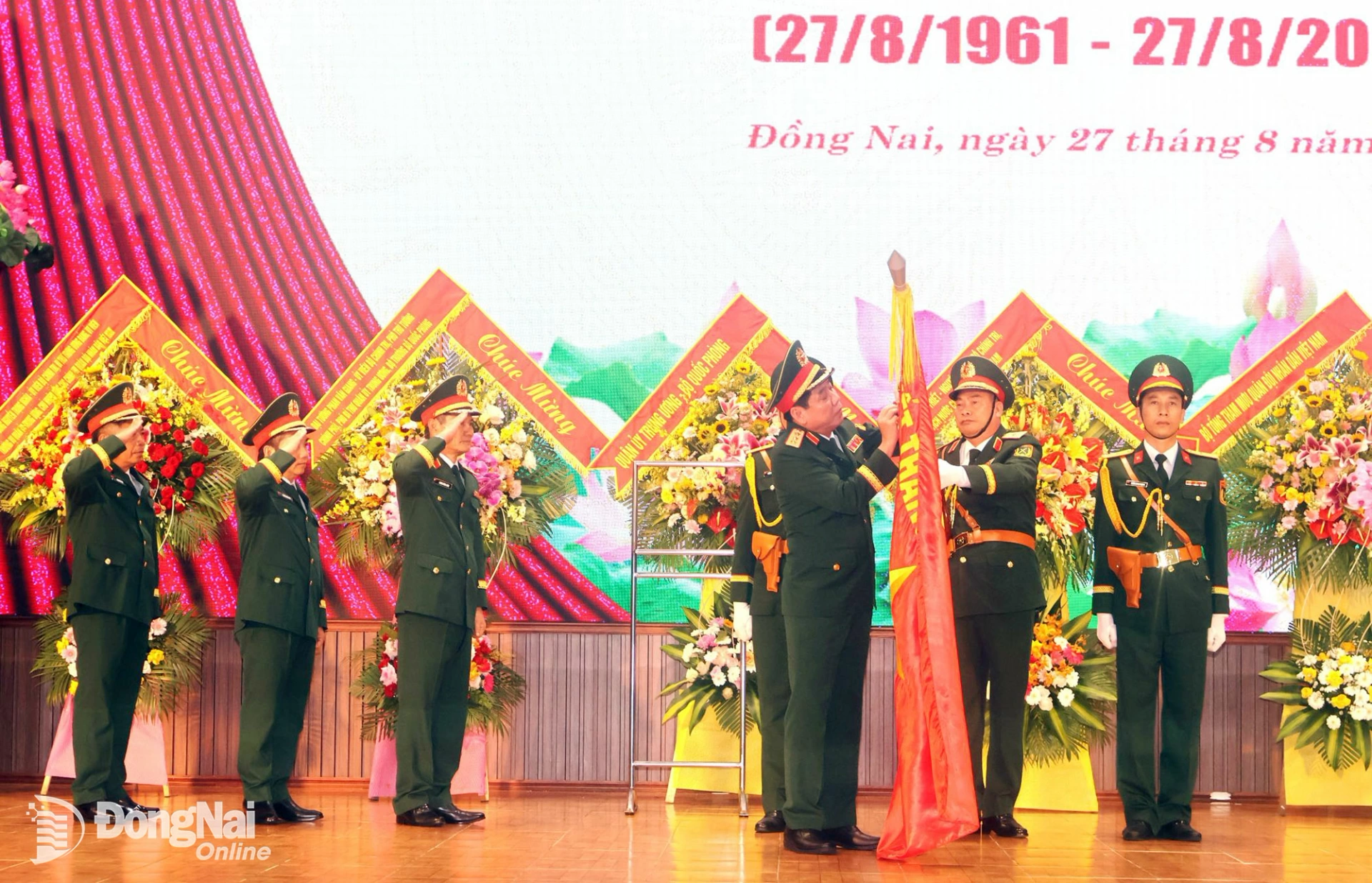 Thượng tướng Nguyễn Văn Gấu thừa ủy quyền của Chủ tịch nước gắn và trao Huân chương Bảo vệ Tổ quốc cho nhà trường. Ảnh: Nguyệt Hà