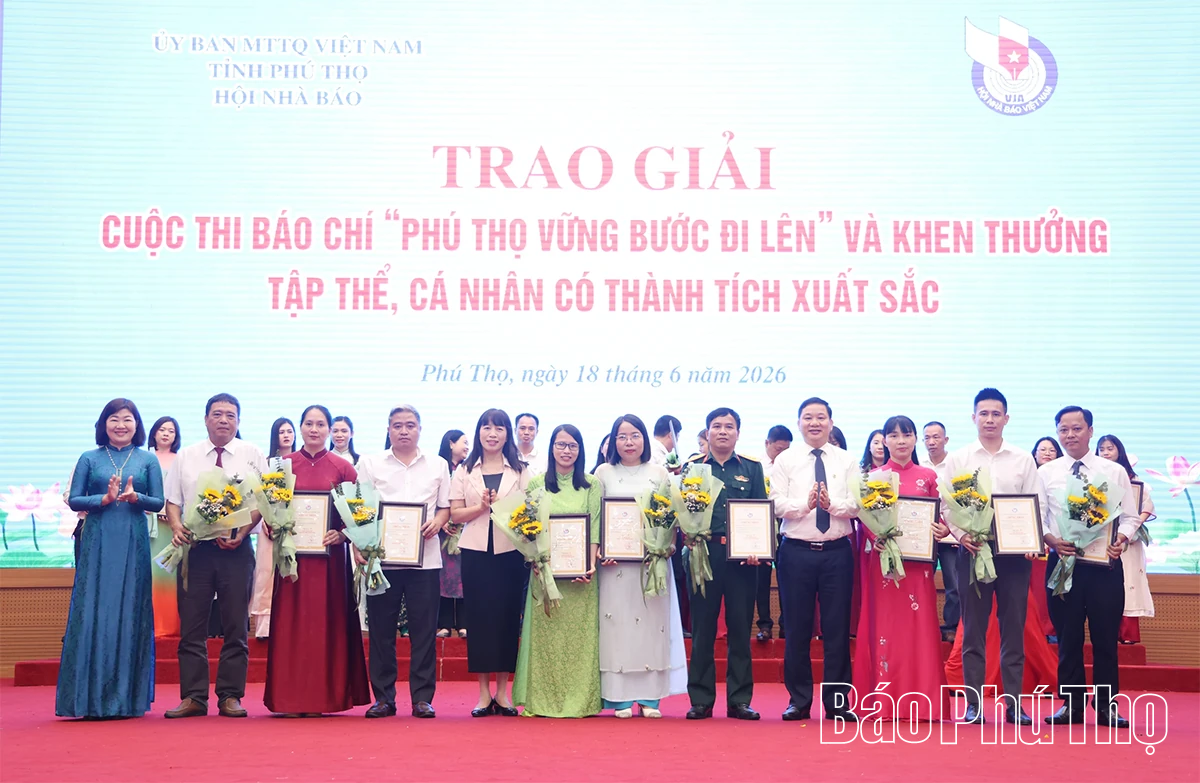 Trao giải cuộc thi báo chí “Phú Thọ vững bước đi lên” và khen thưởng tập thể, cá nhân có thành tích xuất sắc