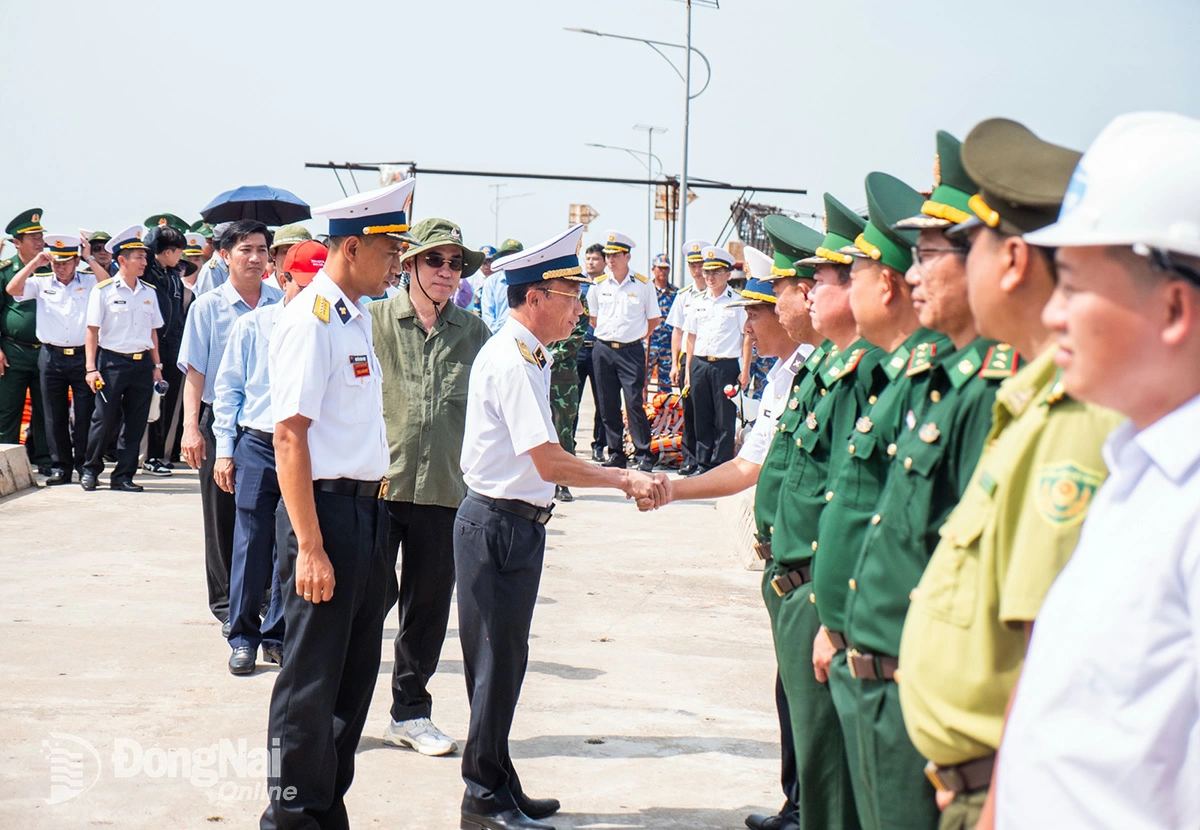 Chuẩn đ&ocirc; đốc Ng&ocirc; Văn Th&agrave;nh, B&iacute; thư Đảng ủy, Ch&iacute;nh ủy V&ugrave;ng 5 Hải qu&acirc;n c&ugrave;ng đo&agrave;n c&ocirc;ng t&aacute;c l&ecirc; thăm đảo.