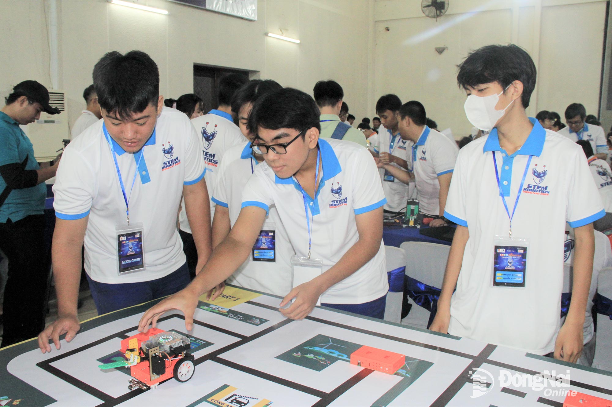 Các đội thi tham gia Cuộc thi STEM ROBOTICS tỉnh Đồng Nai năm 2025. Ảnh: Nga Sơn    