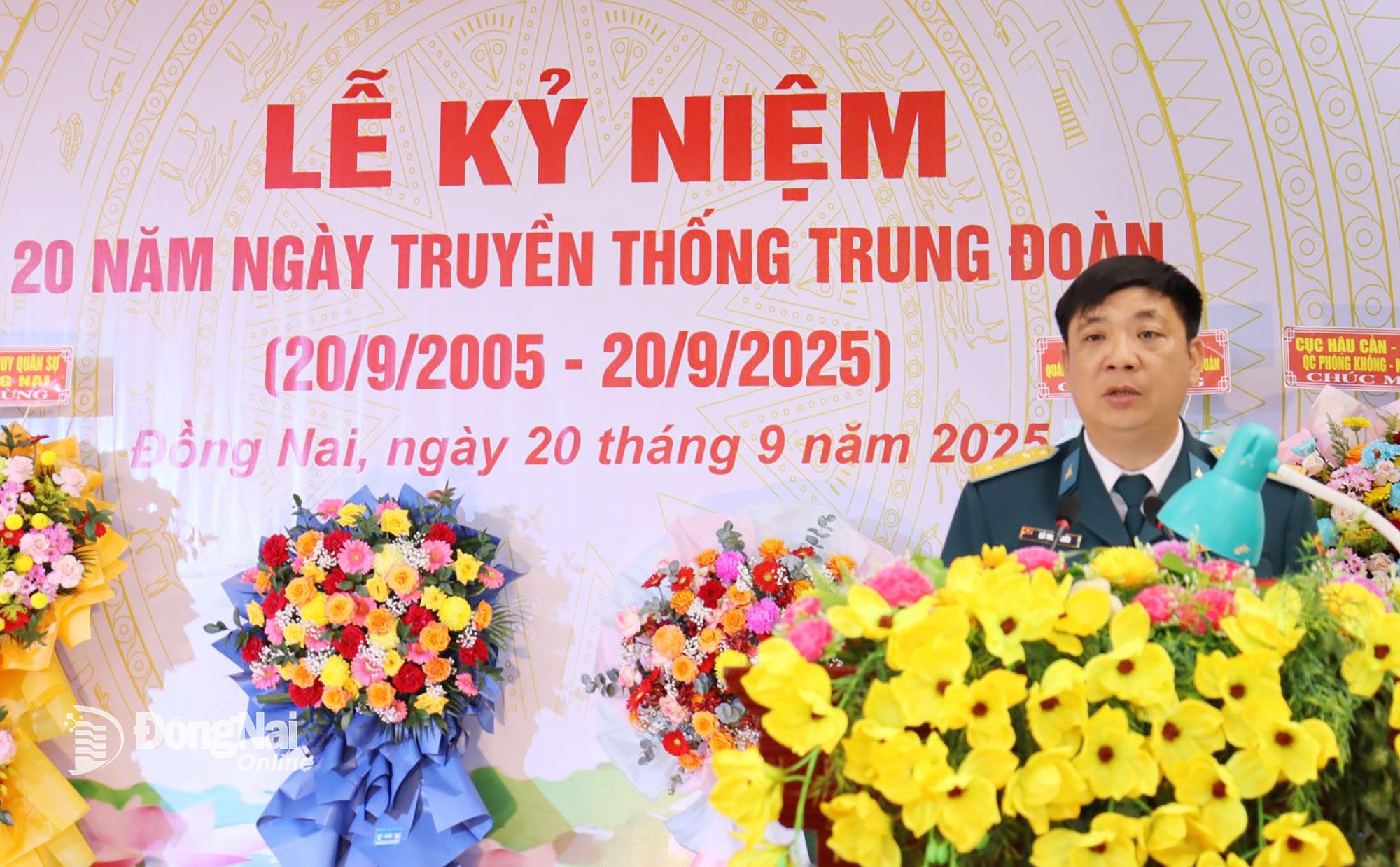 Thượng tá Đỗ Trung Hiếu, Bí thư Đảng ủy, Chính ủy Trung đoàn 93 đọc thư khen của Bộ trưởng Bộ Quốc phòng tại buổi lễ. Ảnh: Nguyệt Hà