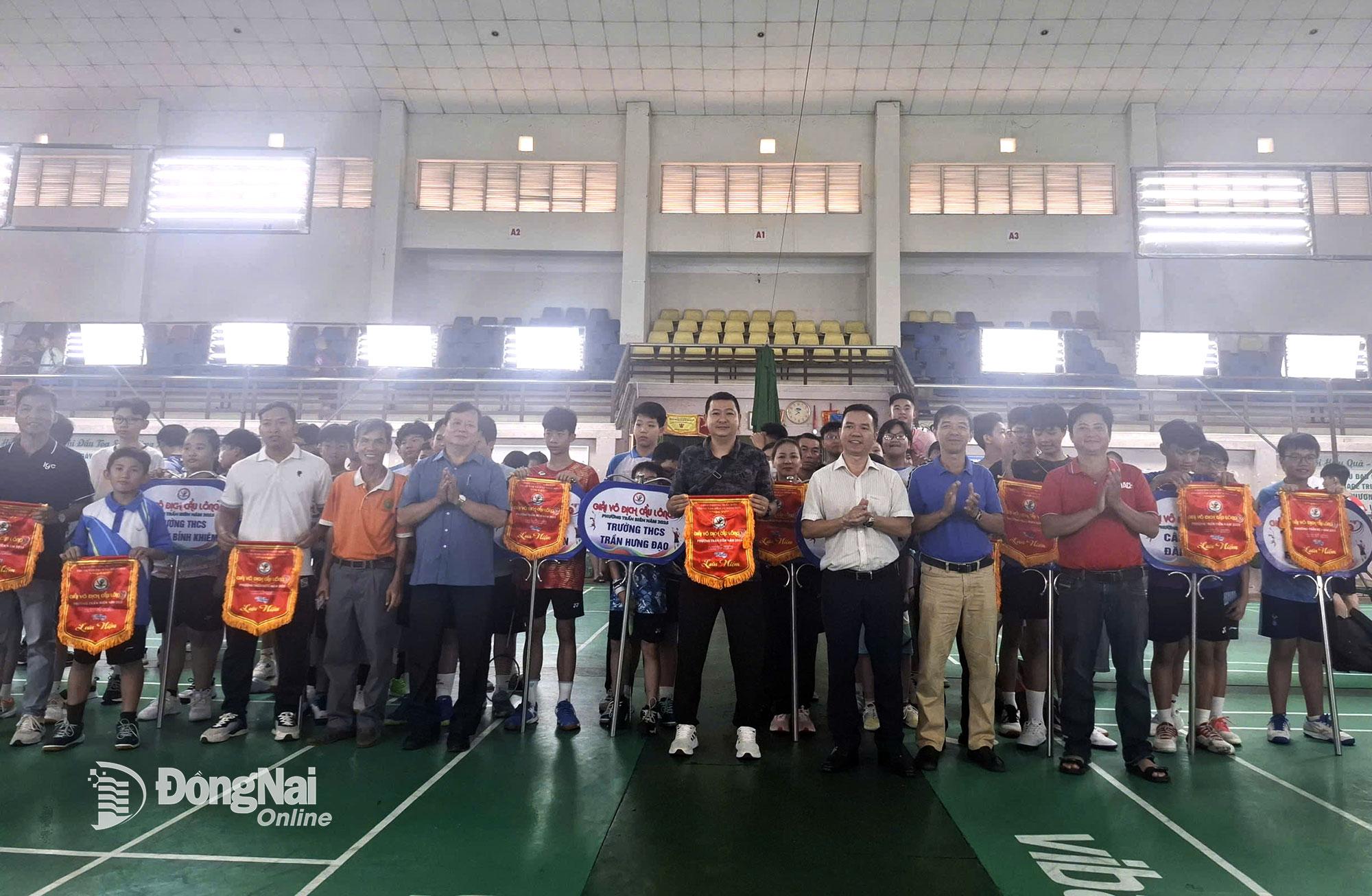 Ban tổ chức trao cờ lưu niệm cho đơn vị tham dự giải. Ảnh: ĐVCC