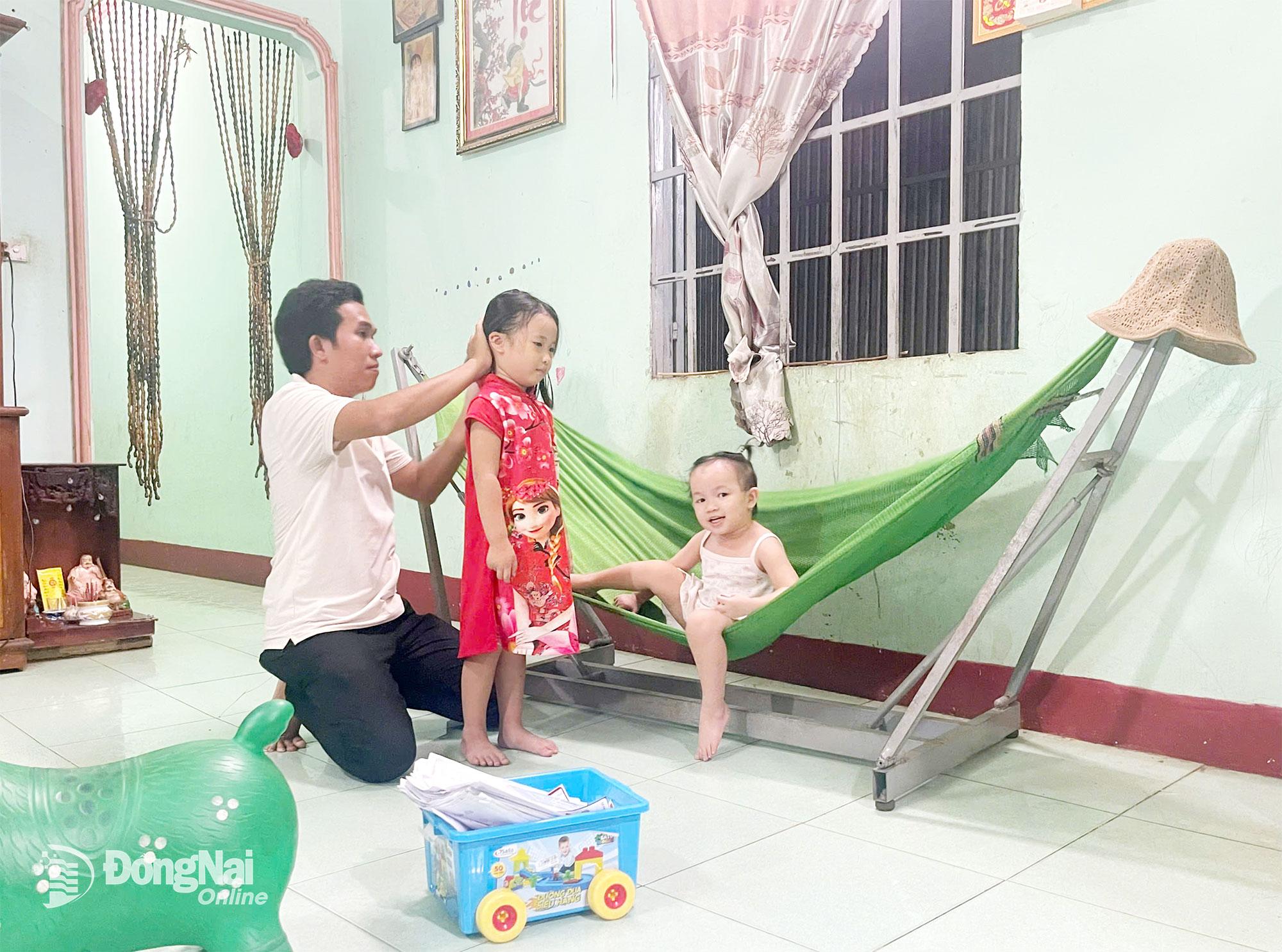 Trong ngôi nhà thiếu vắng bàn tay phụ nữ, mỗi sáng sớm hay chiều muộn, một mình anh Đạt đảm trách cả việc lo cho con gái và em gái. Ảnh: Thu Hiền