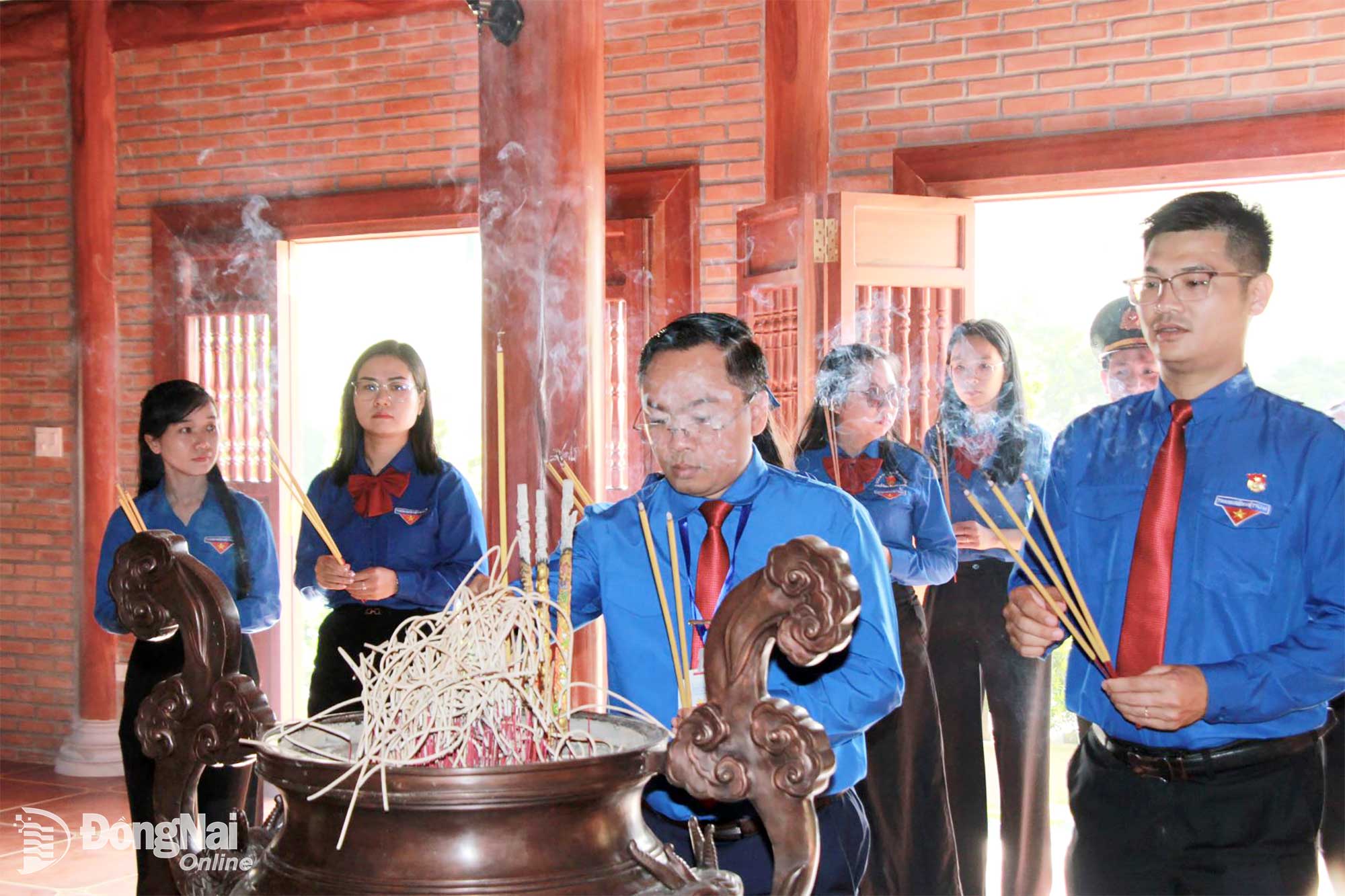 Tỉnh ủy viên, Phó Chủ tịch Ủy ban MTTQ Việt Nam tỉnh, Bí thư Tỉnh đoàn Đồng Nai Nguyễn Minh Kiên và các đại biểu dâng hương tại Nhà thờ Bác Hồ. Ảnh: Nga Sơn