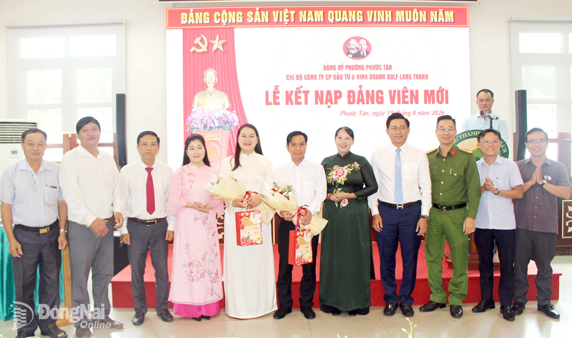 Các đại biểu và đảng viên trong chi bộ tặng hoa chúc mừng 2 đảng viên mới. Ảnh: N.Hòa