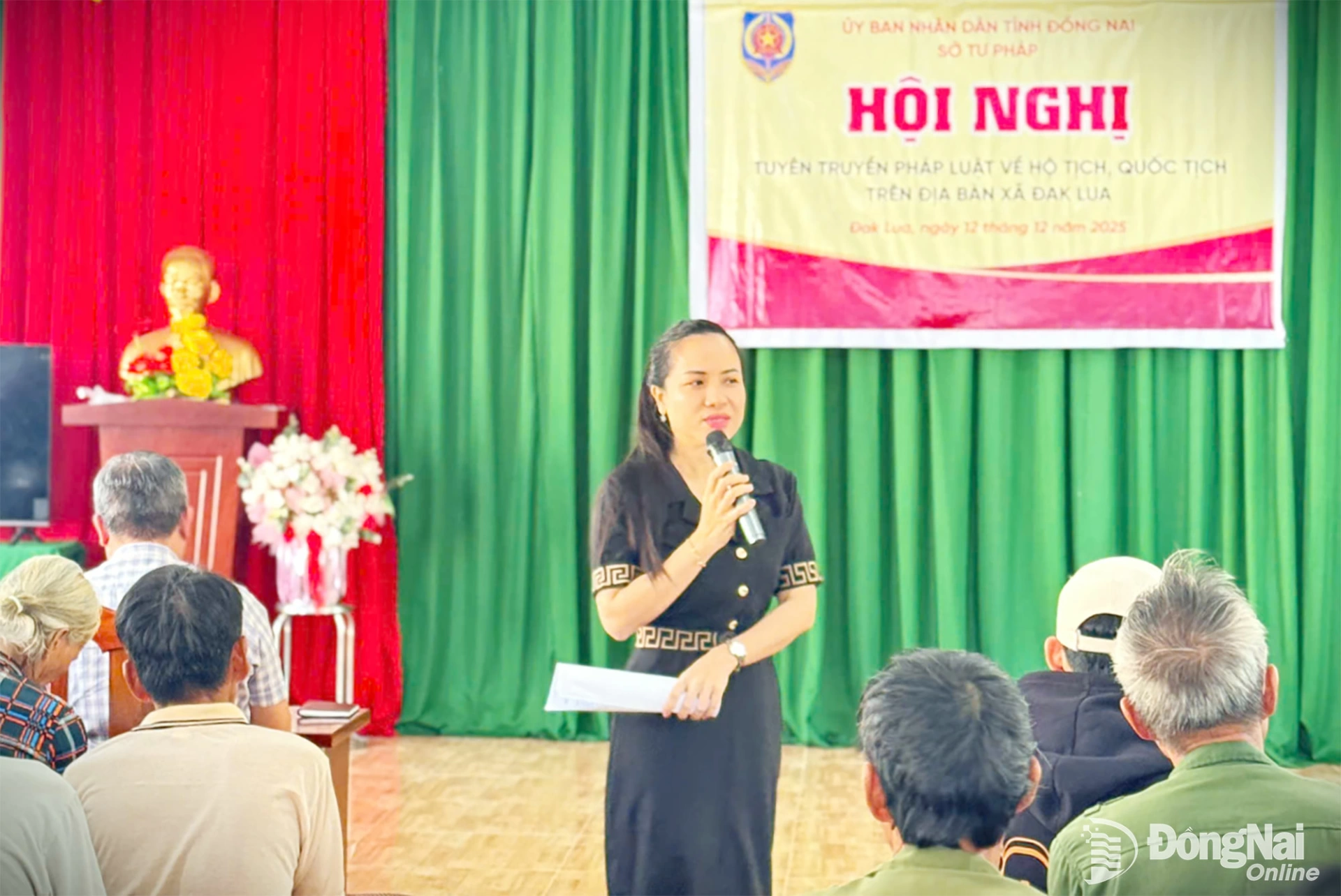 Báo cáo viên Nguyễn Thị Hồng Phước (Phó trưởng Phòng Hành chính tư pháp, Sở Tư pháp tỉnh Đồng Nai) tuyên truyền các quy định pháp luật trọng tâm về hộ tịch, quốc tịch, hôn nhân và gia đình. Ảnh: CTV