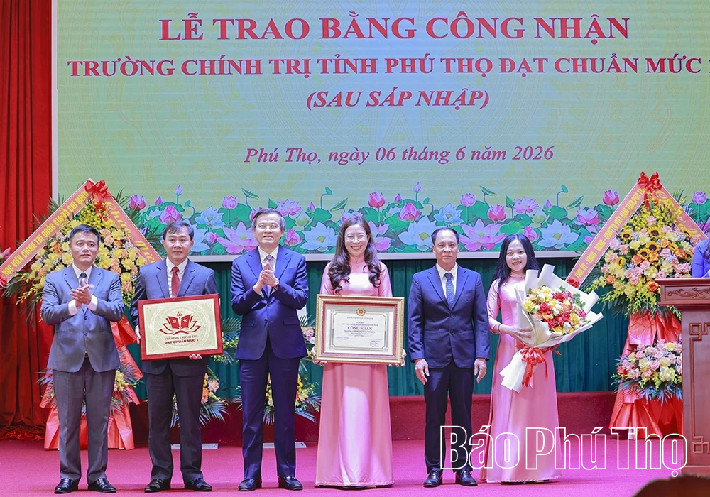 Lễ trao Bằng công nhận Trường Chính trị tỉnh Phú Thọ đạt chuẩn mức 1 sau sáp nhập
