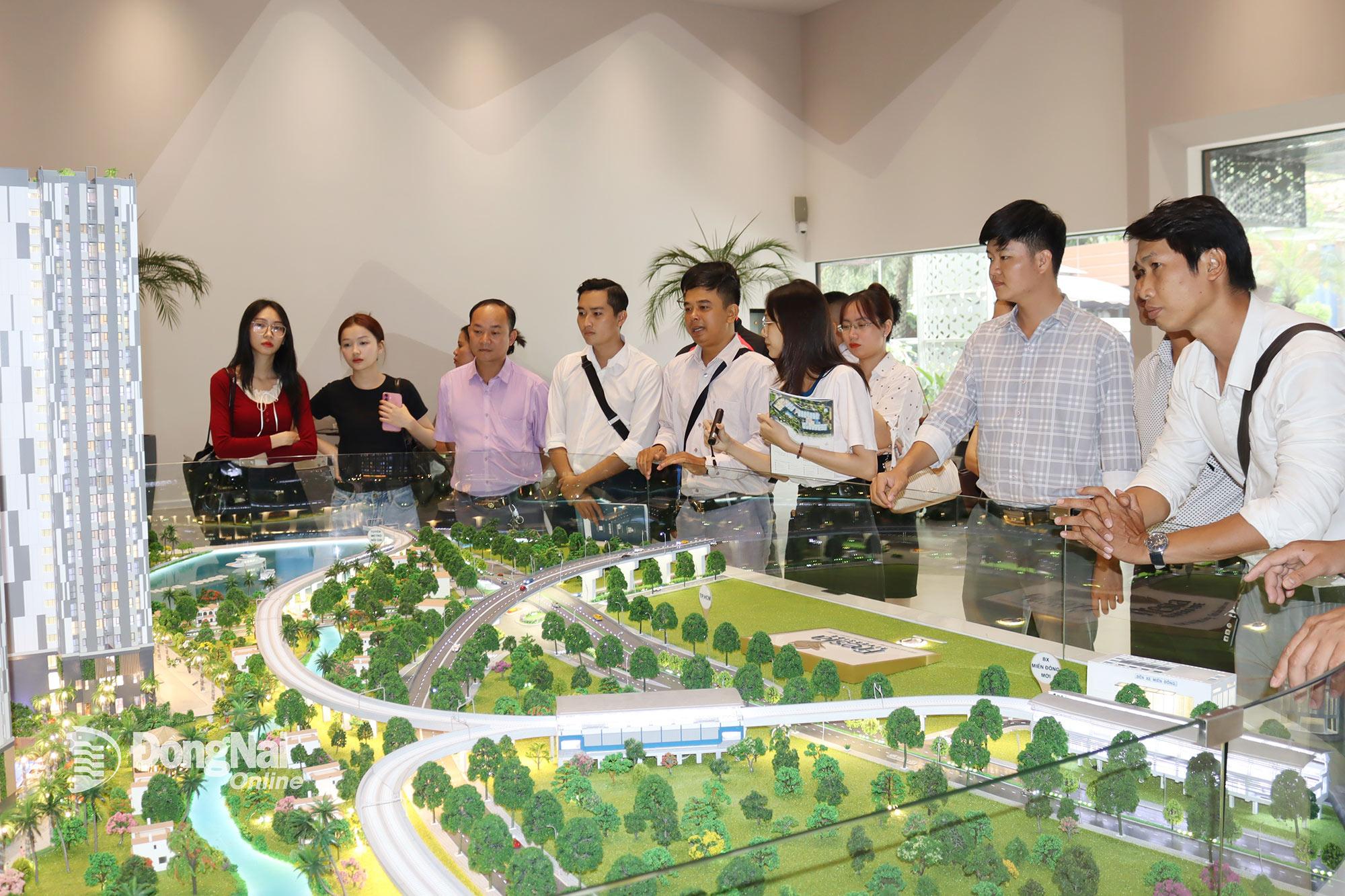 Khách hàng tìm hiểu một dự án bất động sản tại phường Biên Hòa, tỉnh Đồng Nai. Ảnh minh họa