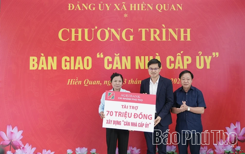 B&agrave;n giao &ldquo;Căn nh&agrave; cấp ủy&rdquo; cho đảng vi&ecirc;n tại x&atilde; Hiền Quan