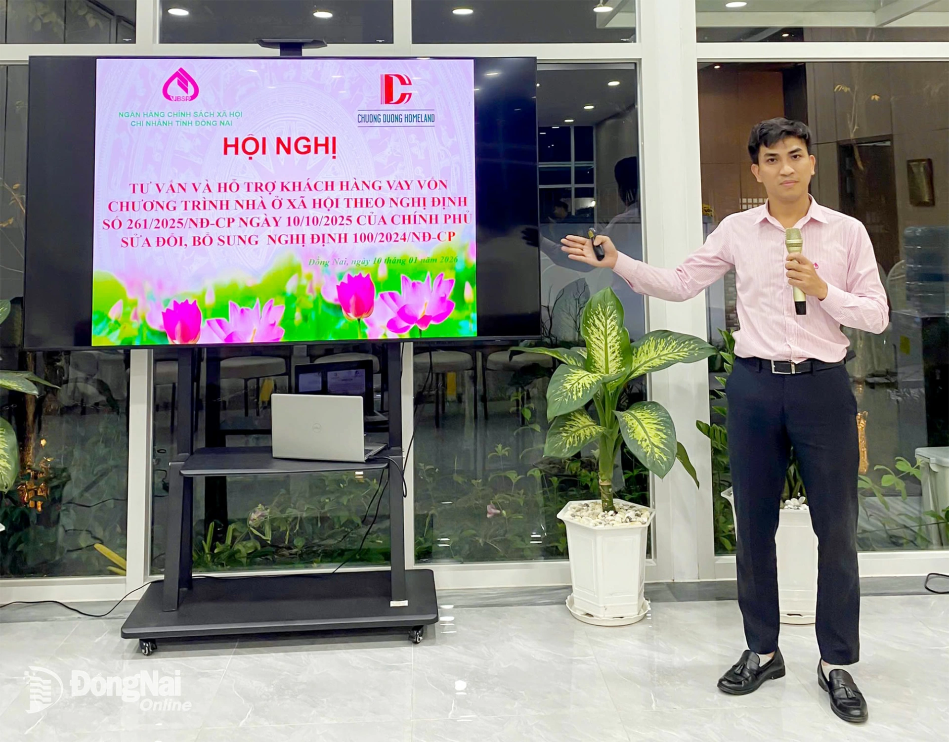 &Ocirc;ng Ho&agrave;ng Trần Th&agrave;nh Nh&acirc;n, Ph&oacute; ph&ograve;ng Kế hoạch - Nghiệp vụ t&iacute;n dụng Ng&acirc;n h&agrave;ng Ch&iacute;nh s&aacute;ch x&atilde; hội tỉnh&nbsp;Đồng Nai&nbsp;tư vấn thủ tục vay vốn ng&acirc;n h&agrave;ng ch&iacute;nh s&aacute;ch cho người d&acirc;n. Ảnh: Ho&agrave;ng Lộc