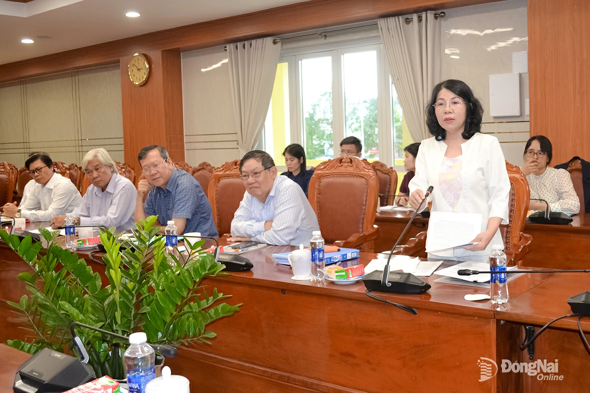 Chủ tịch Liên hiệp các hội khoa học và kỹ thuật tỉnh Đồng Nai Hoàng Thị Bích Hằng phát biểu tại buổi làm việc. Ảnh: Phương Hằng