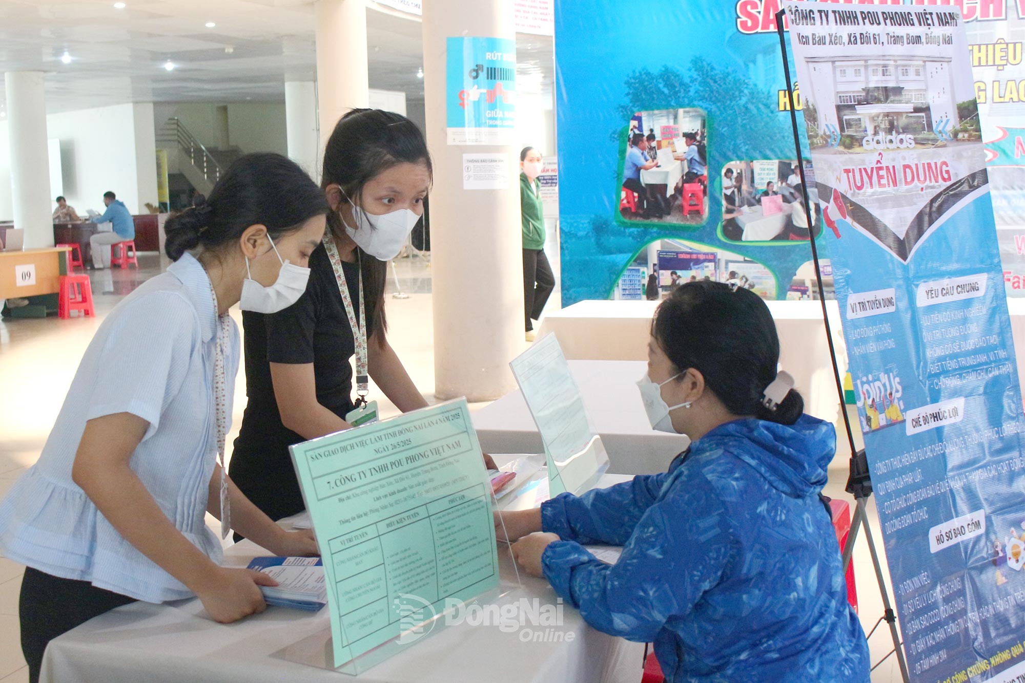 Doanh nghiệp tham gia phỏng vấn, tìm kiếm nguồn lực tại Trung tâm Dịch vụ việc làm. Ảnh: N.Hòa