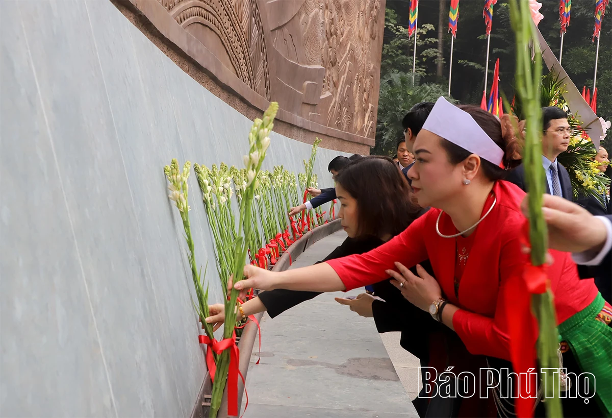 Đo&agrave;n đại biểu Đảng bộ tỉnh Ph&uacute; Thọ d&acirc;ng hương tưởng niệm c&aacute;c Vua H&ugrave;ng trước thềm Đại hội XIV của Đảng