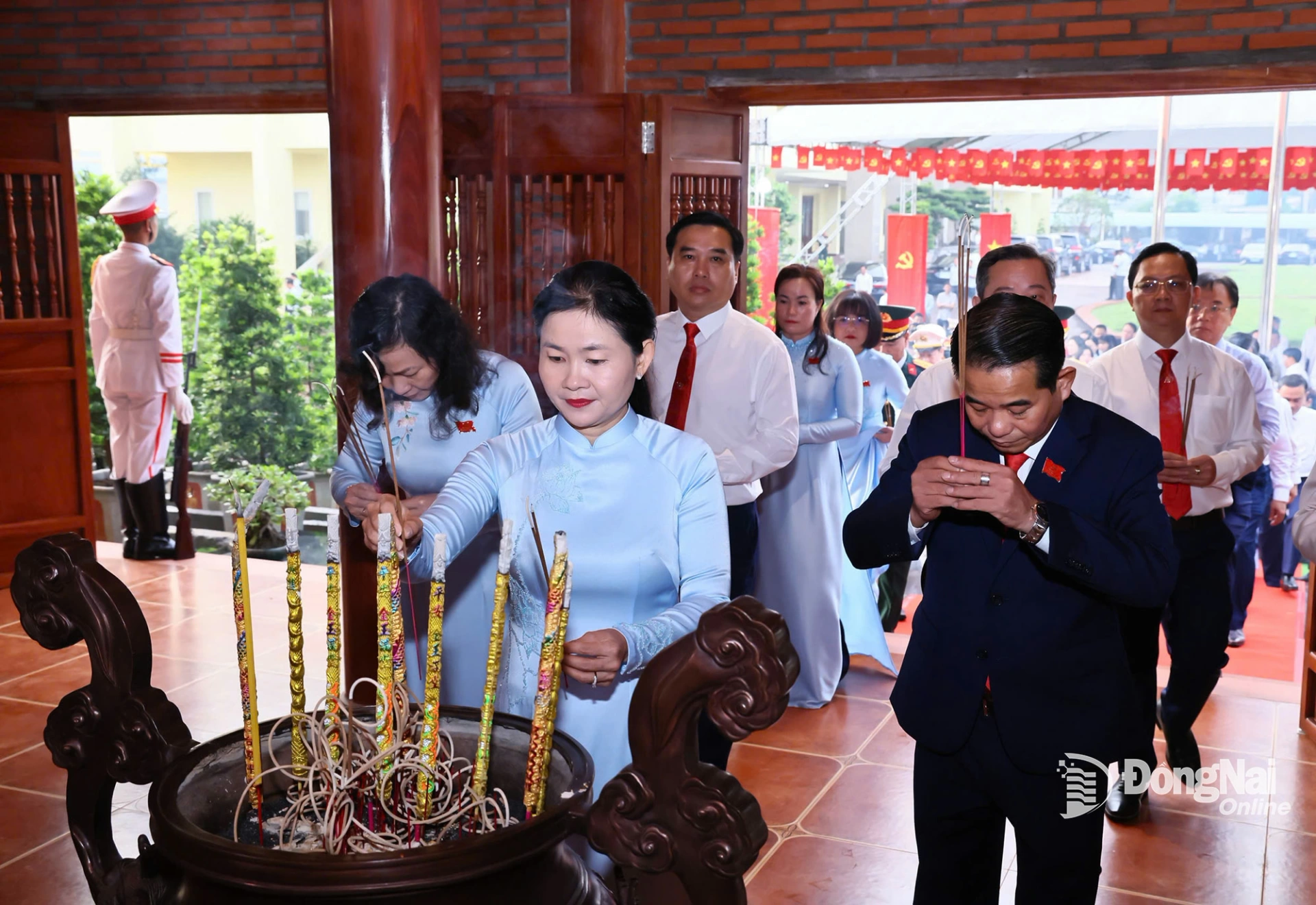 6. Ủy viên dự khuyết Trung ương Đảng, Phó Bí thư Thường trực Tỉnh ủy, Chủ tịch HĐND tỉnh Đồng Nai Tôn Ngọc Hạnh dâng hương. Ảnh: Công Nghĩa