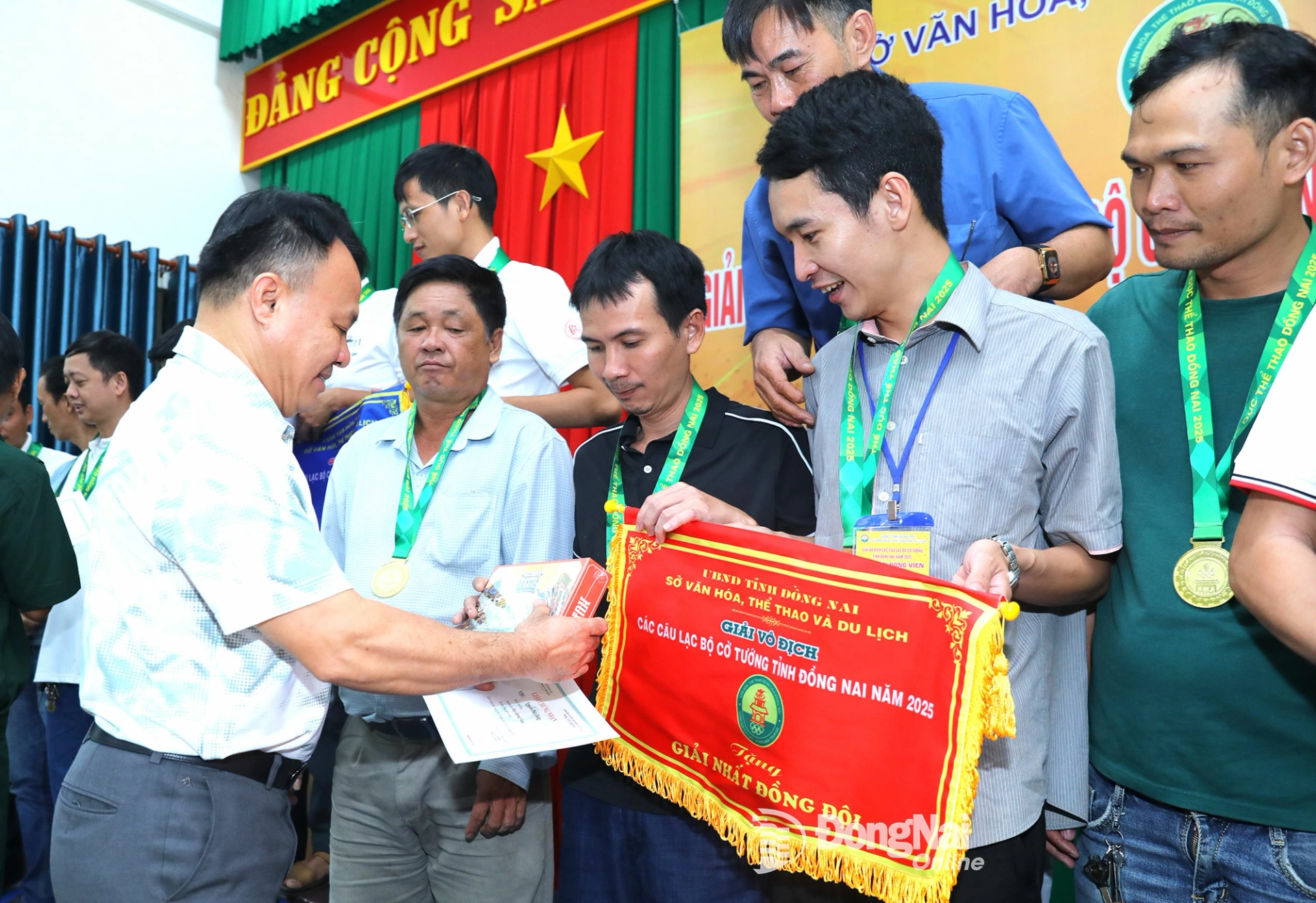 Giám đốc Trung tâm Huấn luyện và Thi đấu thể thao tỉnh Bùi Anh Vũ trao giải hạng nhất đồng đội Cờ chớp cho các kỳ thủ câu lạc bộ Phú Riềng. Ảnh: Huy Anh