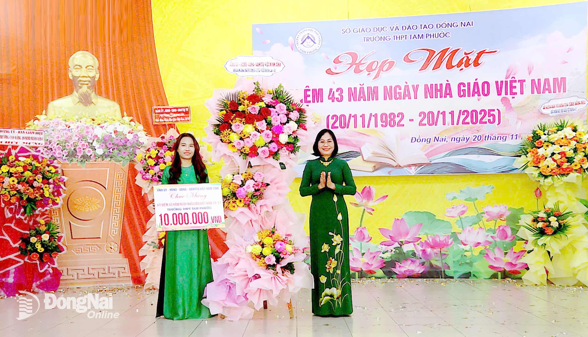 Tỉnh ủy viên, Phó Chủ tịch UBND tỉnh Đồng Nai Nguyễn Thị Hoàng tặng lẵng hoa và quà của Tỉnh ủy, HĐND, UBND, Ủy ban MTTQ Việt Nam tỉnh cho tập thể nhà trường nhân ngày 20-11. Ảnh: Nhất Phương