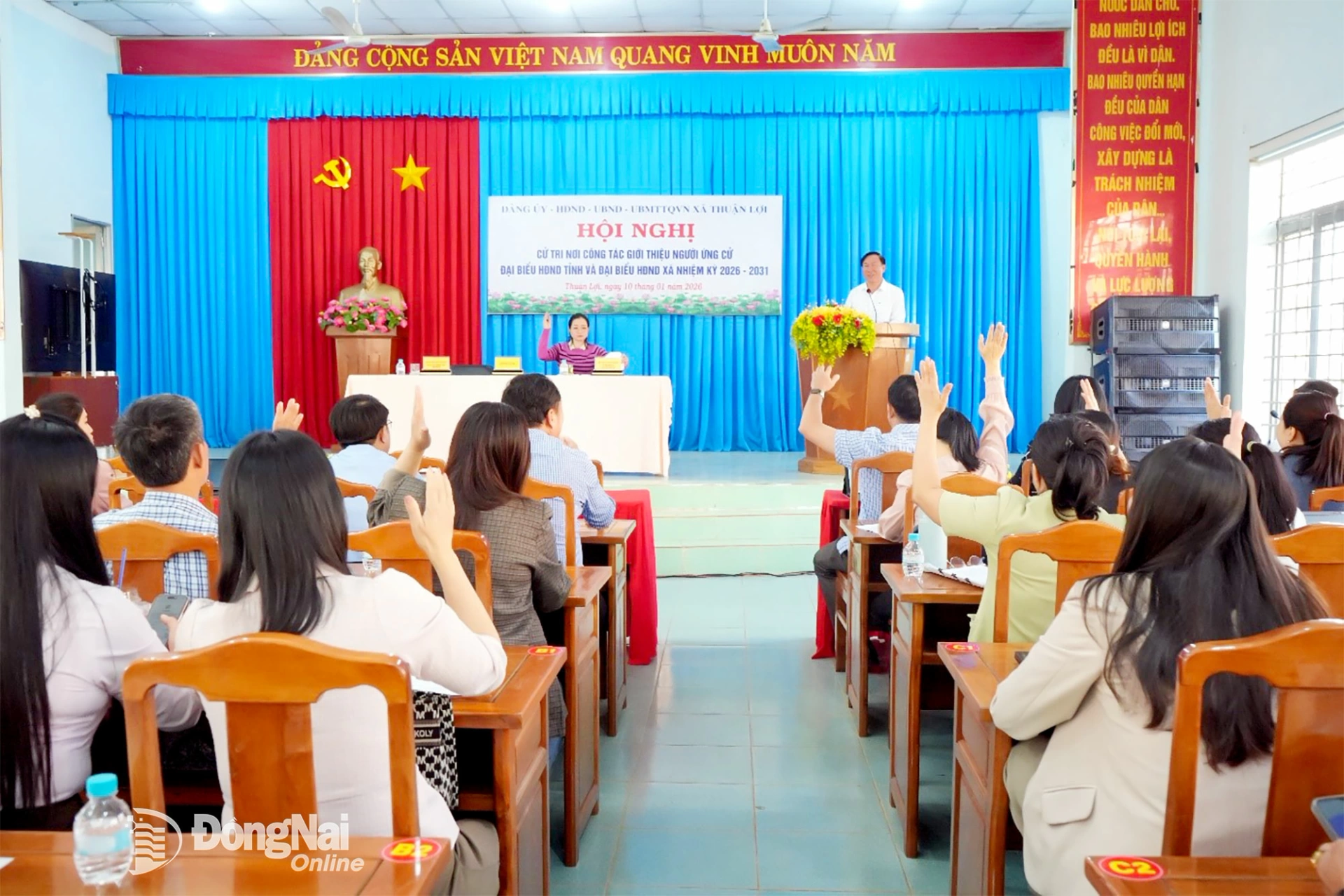 Hội nghị biểu quyết th&ocirc;ng qua danh s&aacute;ch đại biểu giới thiệu ứng cử đại biểu HĐND tỉnh, đại biểu HĐND x&atilde; Thuận Lợi nhiệm kỳ 2026-2031. Ảnh: Cẩm Nhung