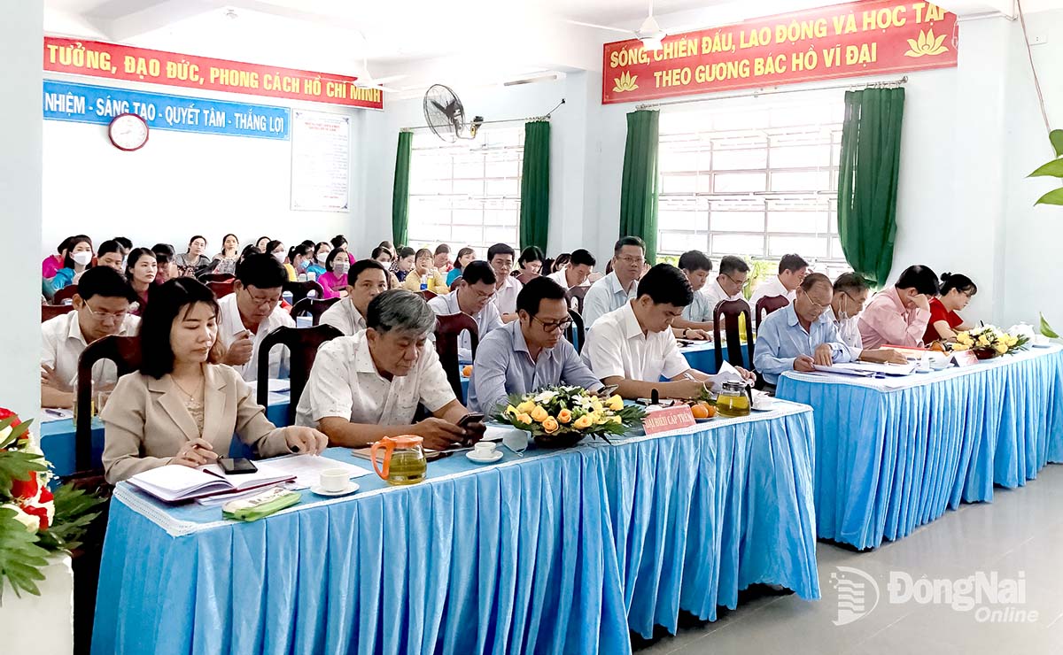 Một buổi sinh hoạt Chi bộ Trường THCS Trảng Dài (phường Trảng Dài). Ảnh: Hương Lan