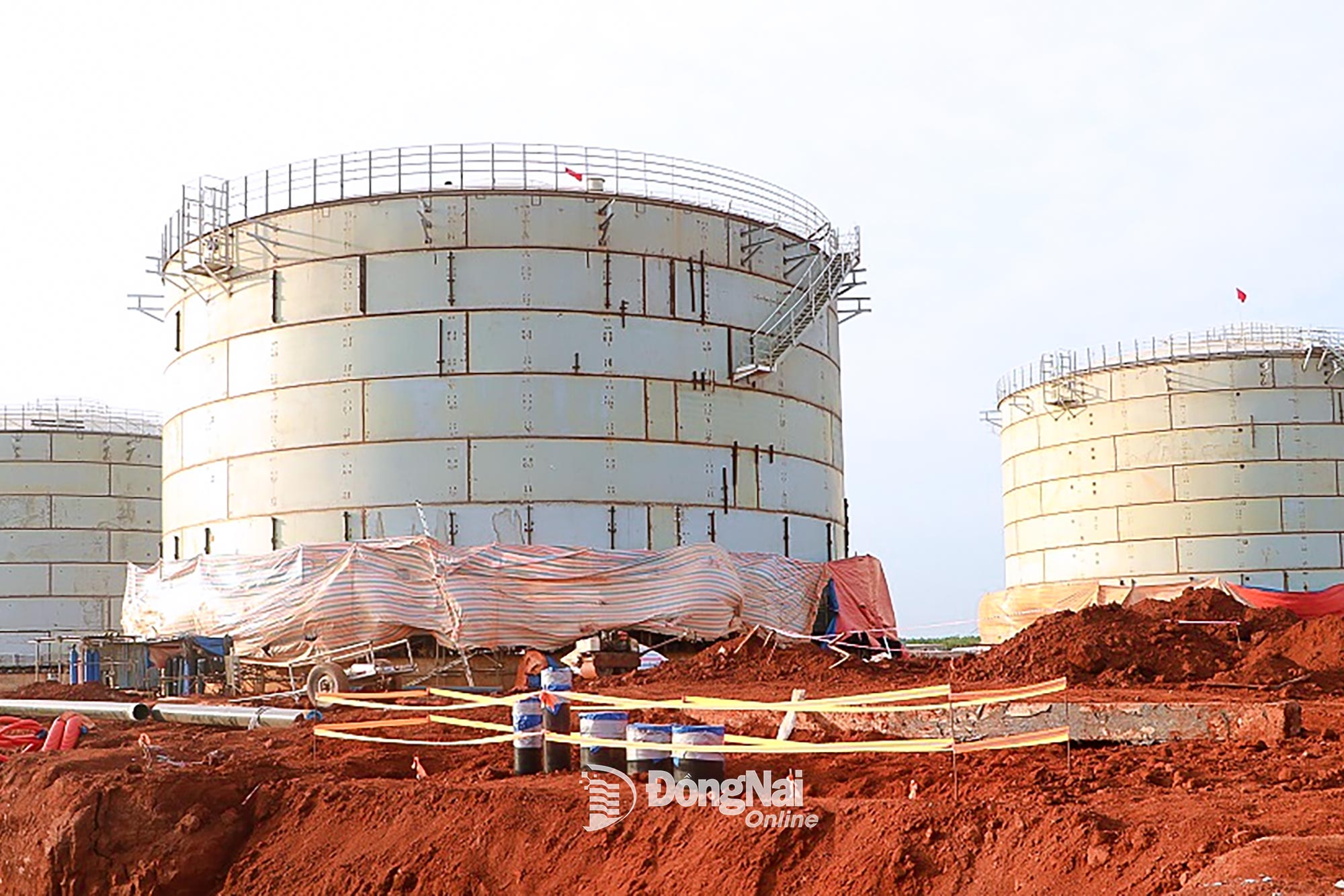 Hệ thống ống dẫn nhiên liệu tàu bay vào các bồn chứa đã thi công cơ bản hoàn thành. Các đầu ống được niêm phong, bảo quản để tránh bụi, đất xâm nhập vào bên trong. Ảnh: Phạm Tùng