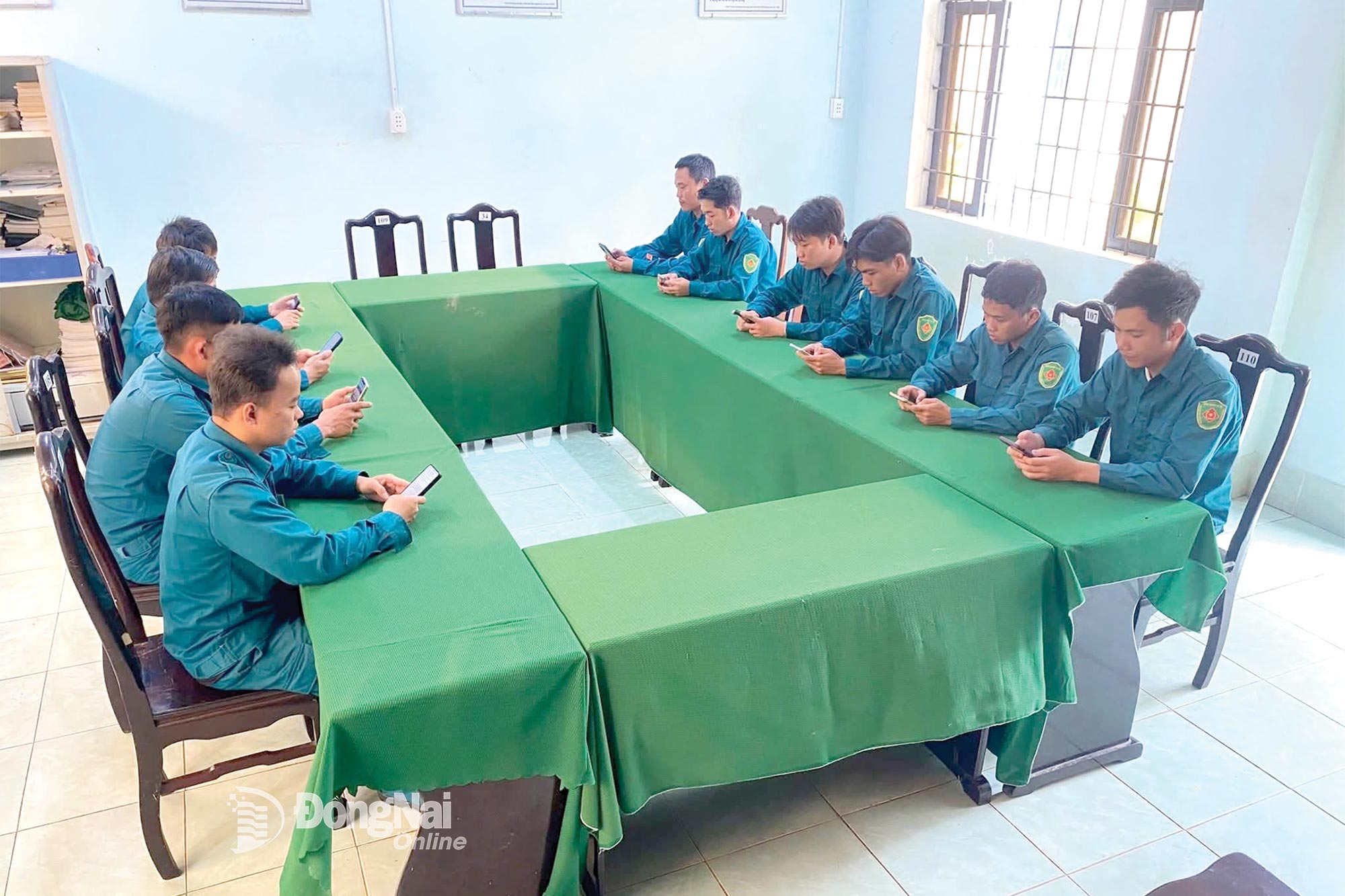 Lực lượng dân quân thường trực xã Hưng Phước tham gia Cuộc thi trực tuyến Tìm hiểu Nghị quyết Đại hội Đại biểu Đảng bộ tỉnh Đồng Nai lần thứ I, nhiệm kỳ 2025-2030. Ảnh: C.T.V