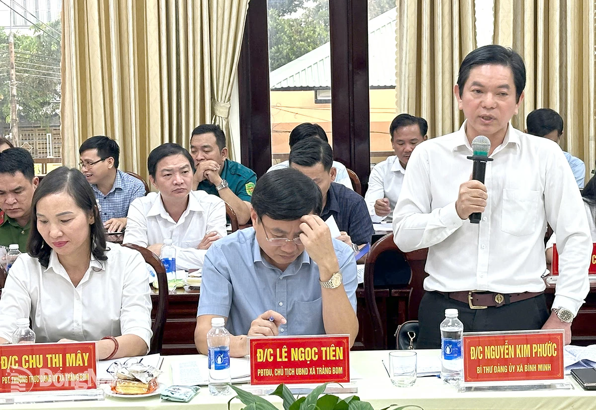 Bí thư Đảng ủy, Chủ tịch HĐND xã Bình Minh Nguyễn Kim Phước báo cáo tại buổi làm việc. Ảnh: Quốc Vinh