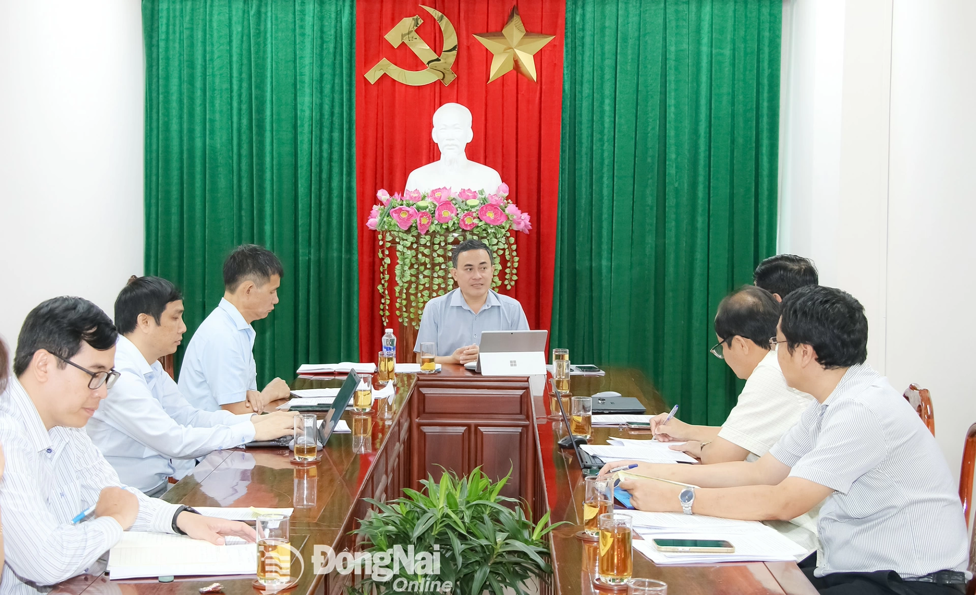 Ủy viên Ban Thường vụ Tỉnh ủy, Phó Chủ tịch UBND tỉnh Đồng Nai Lê Trường Sơn chủ trì buổi làm việc. Ảnh: Hải Quân